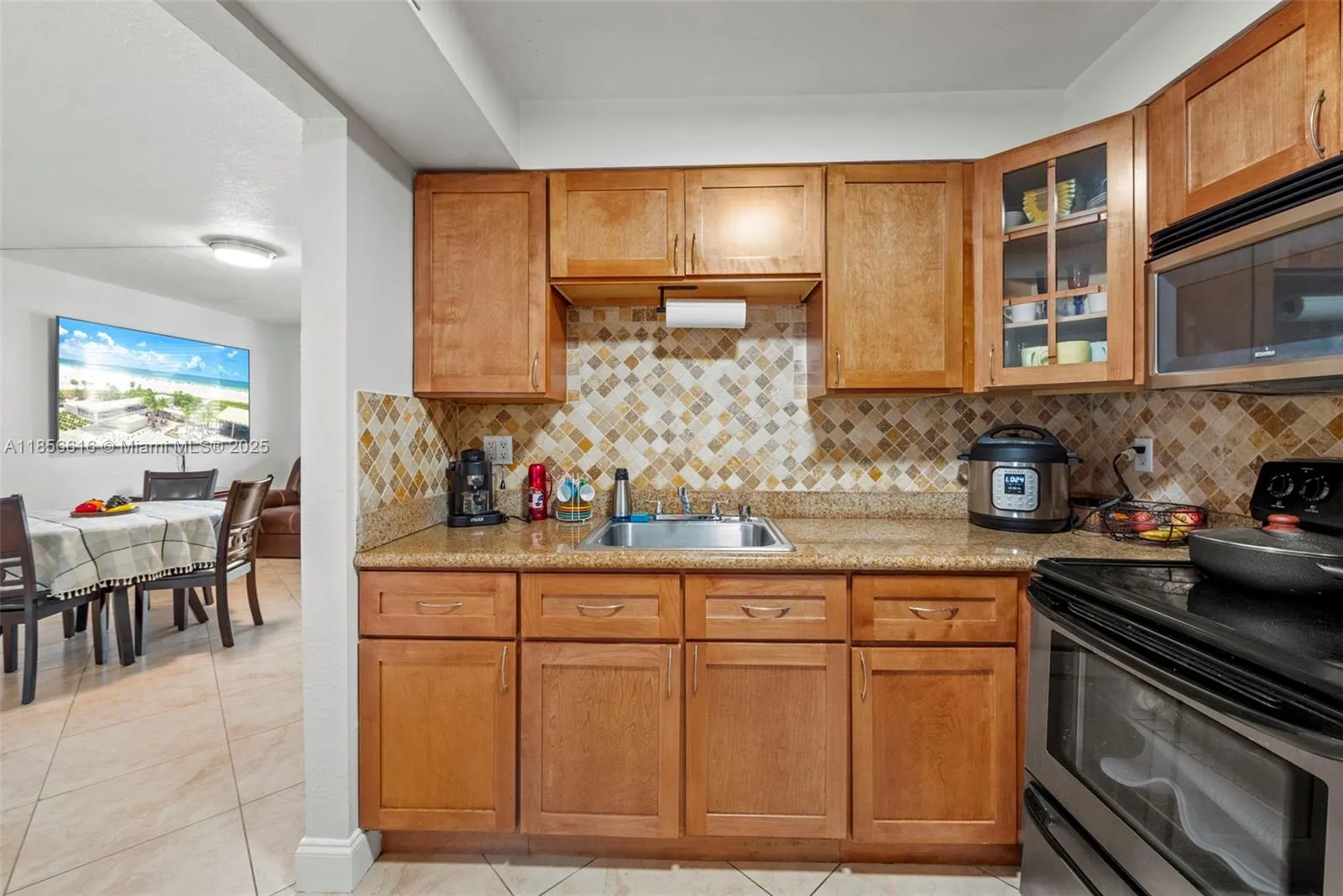 Miami, Florida 33165, United States, 2 Bedrooms Bedrooms, ,1 BathroomBathrooms,Residential,Pending,189285