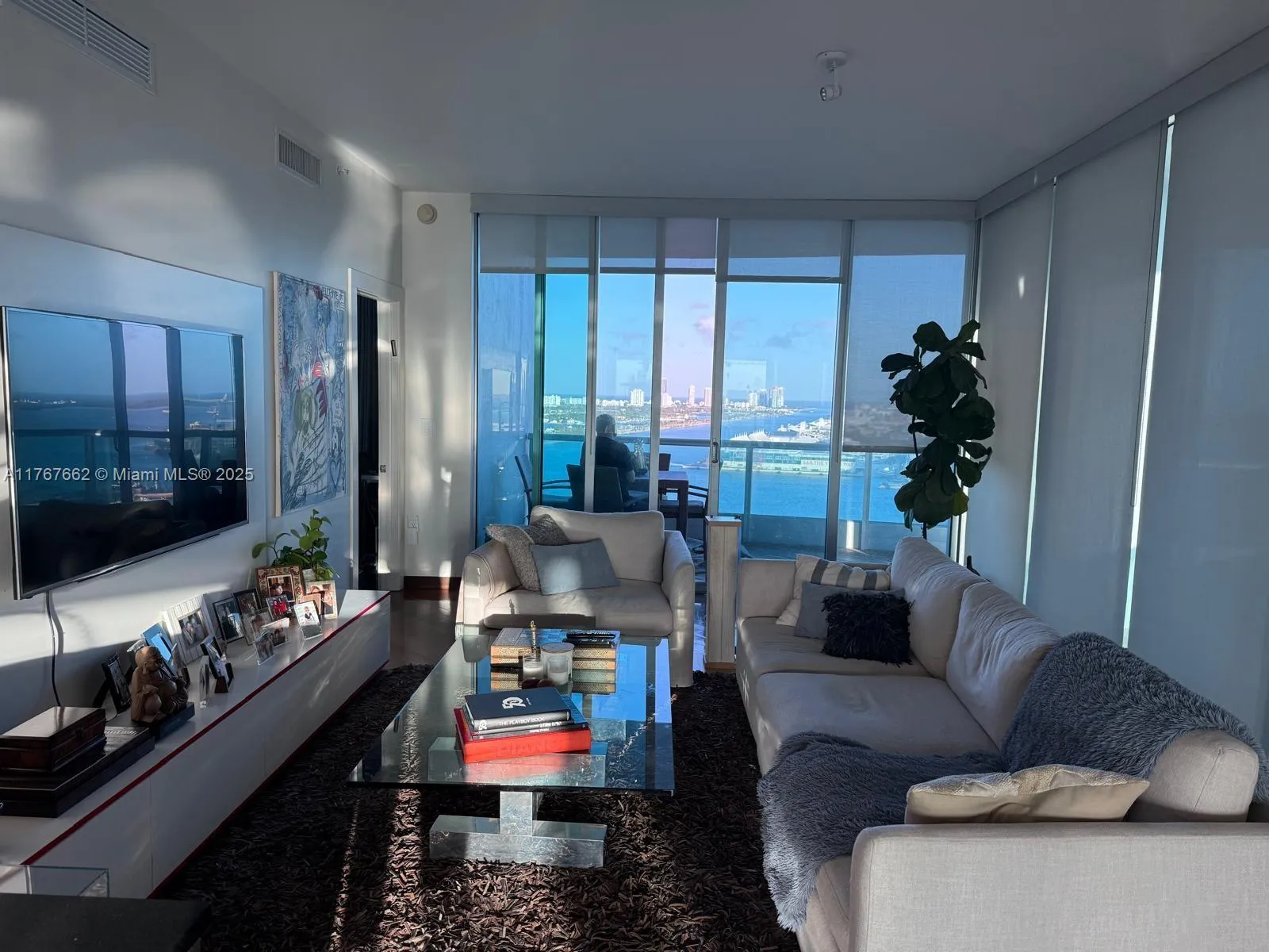 Miami, Florida 33132, United States, 2 Bedrooms Bedrooms, ,4 BathroomsBathrooms,Residential,Active,92000