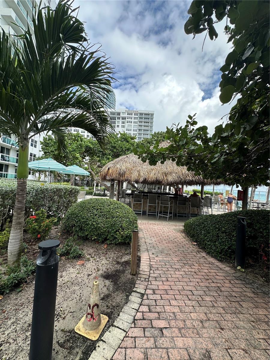 RESIDENCES ON HOLLYWOOD B - Residential Lease