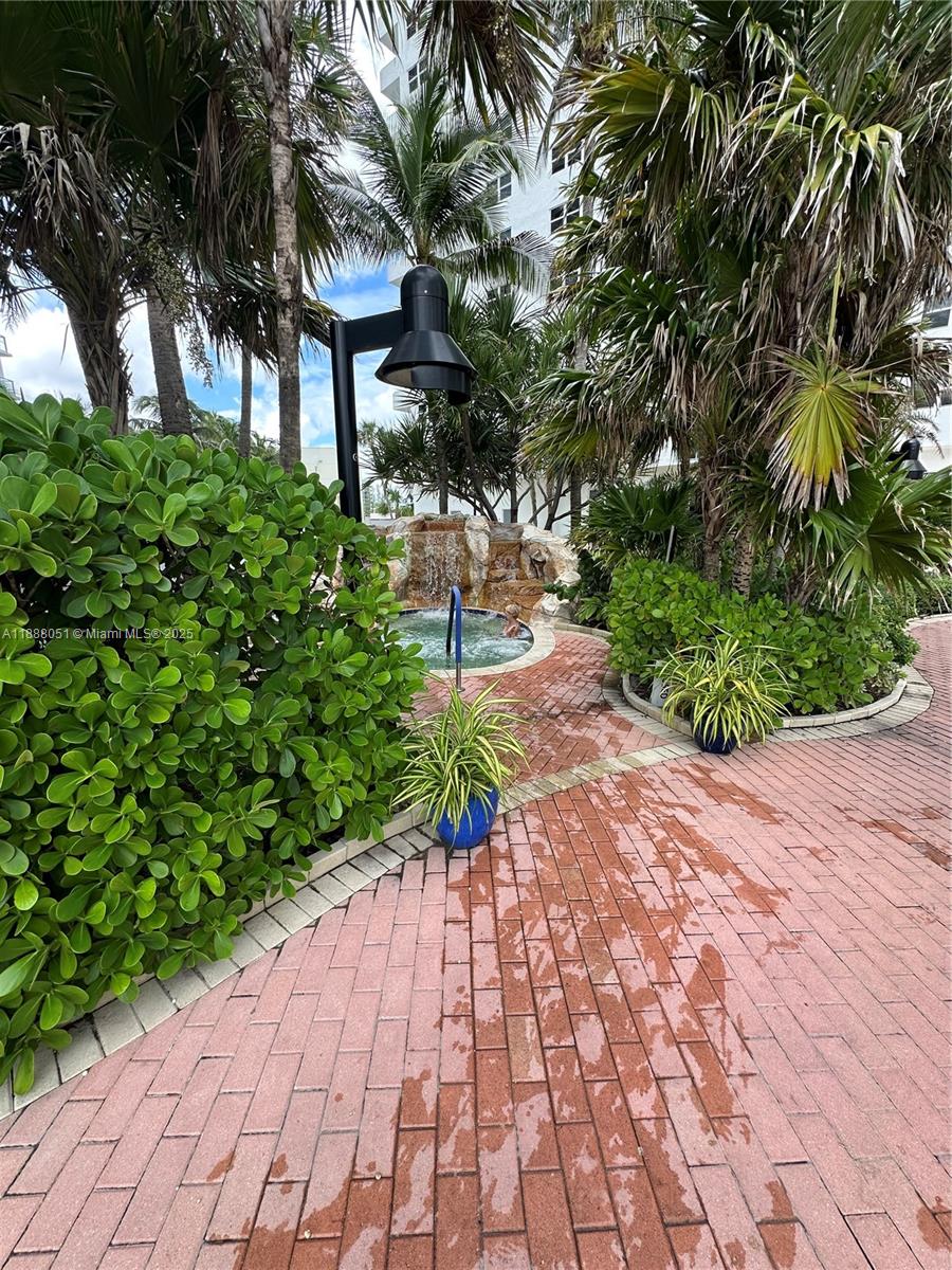 RESIDENCES ON HOLLYWOOD B - Residential Lease