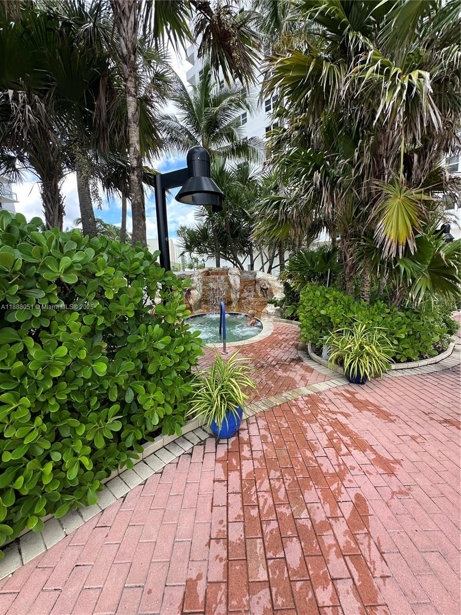 RESIDENCES ON HOLLYWOOD B - Residential Lease