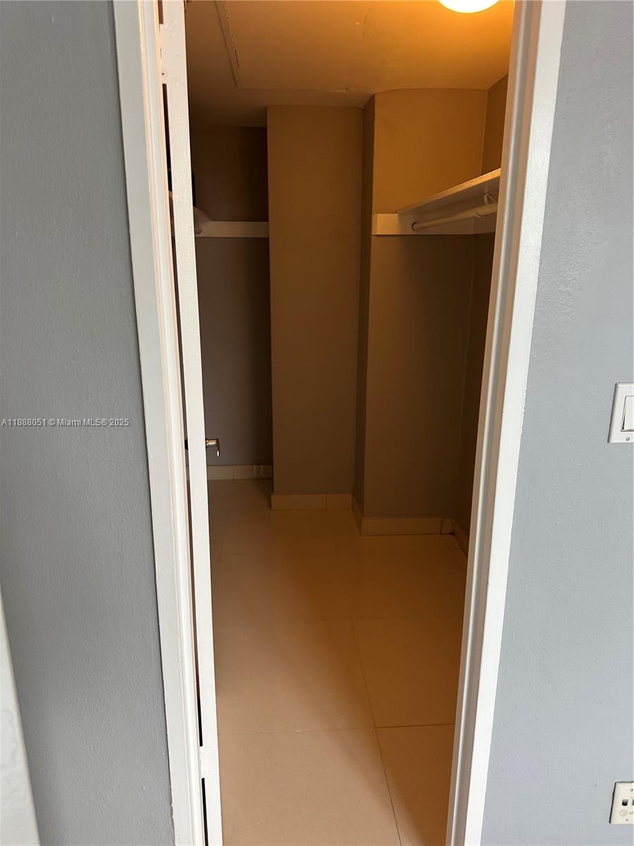 RESIDENCES ON HOLLYWOOD B - Residential Lease