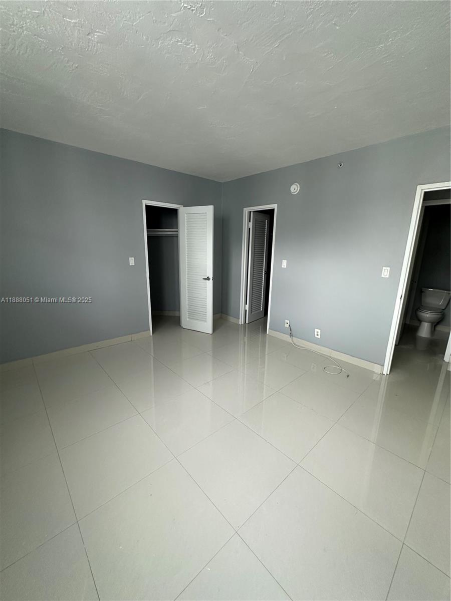 RESIDENCES ON HOLLYWOOD B - Residential Lease