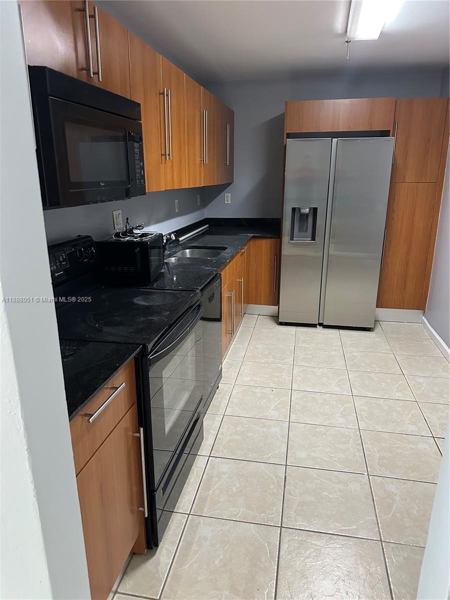 RESIDENCES ON HOLLYWOOD B - Residential Lease