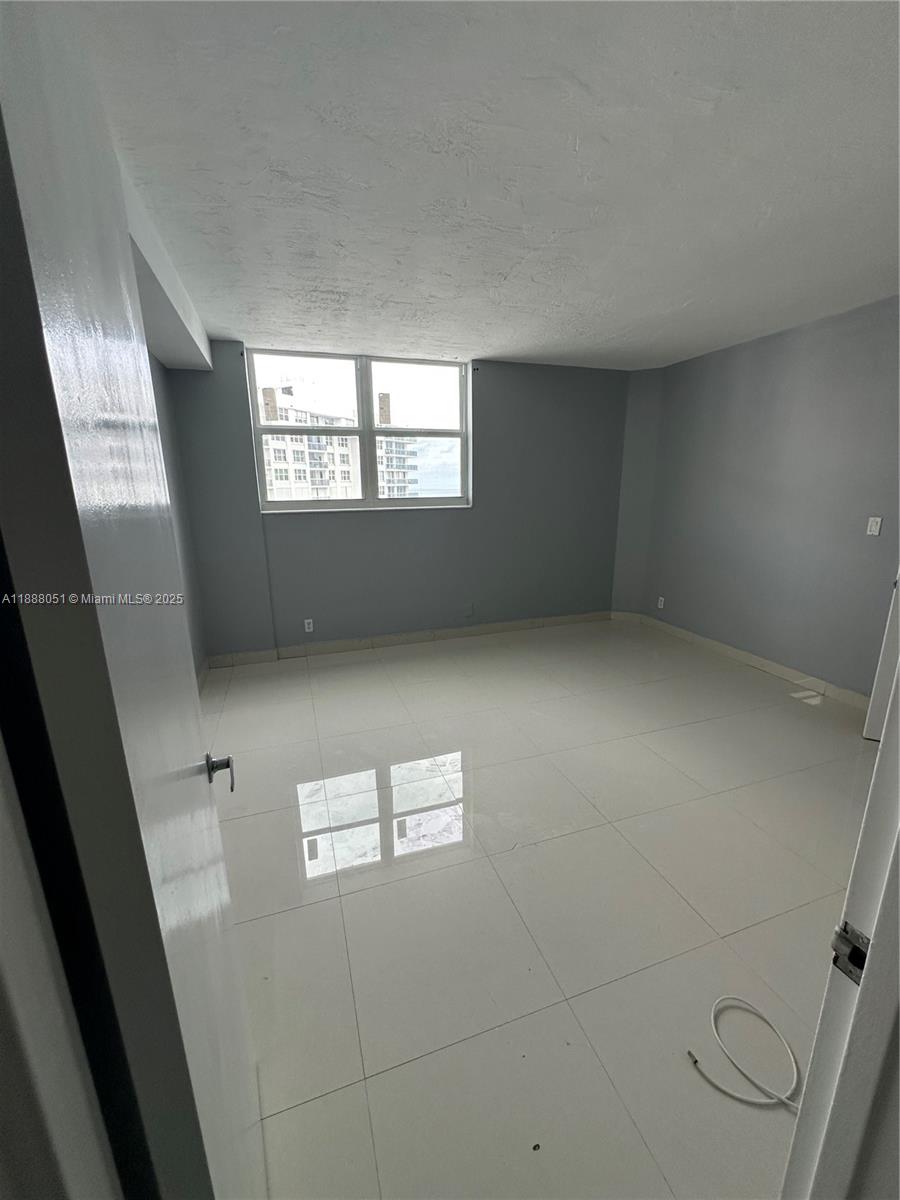 RESIDENCES ON HOLLYWOOD B - Residential Lease