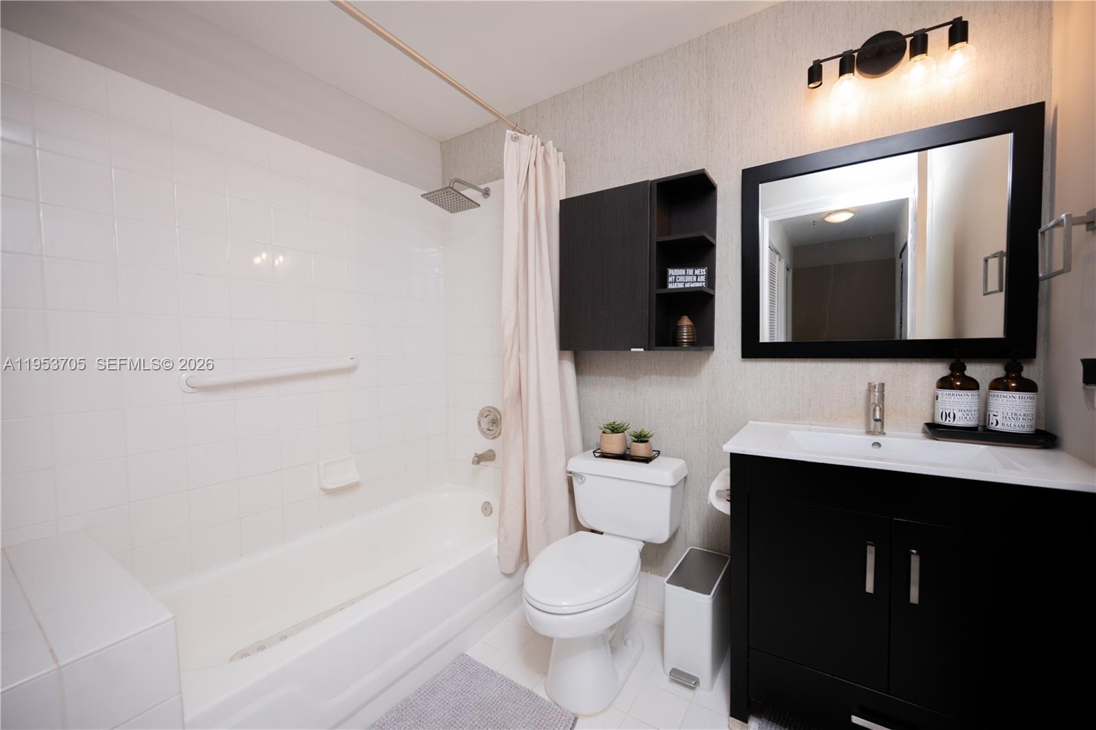 DORAL HOUSE CONDO NO 3 - Residential