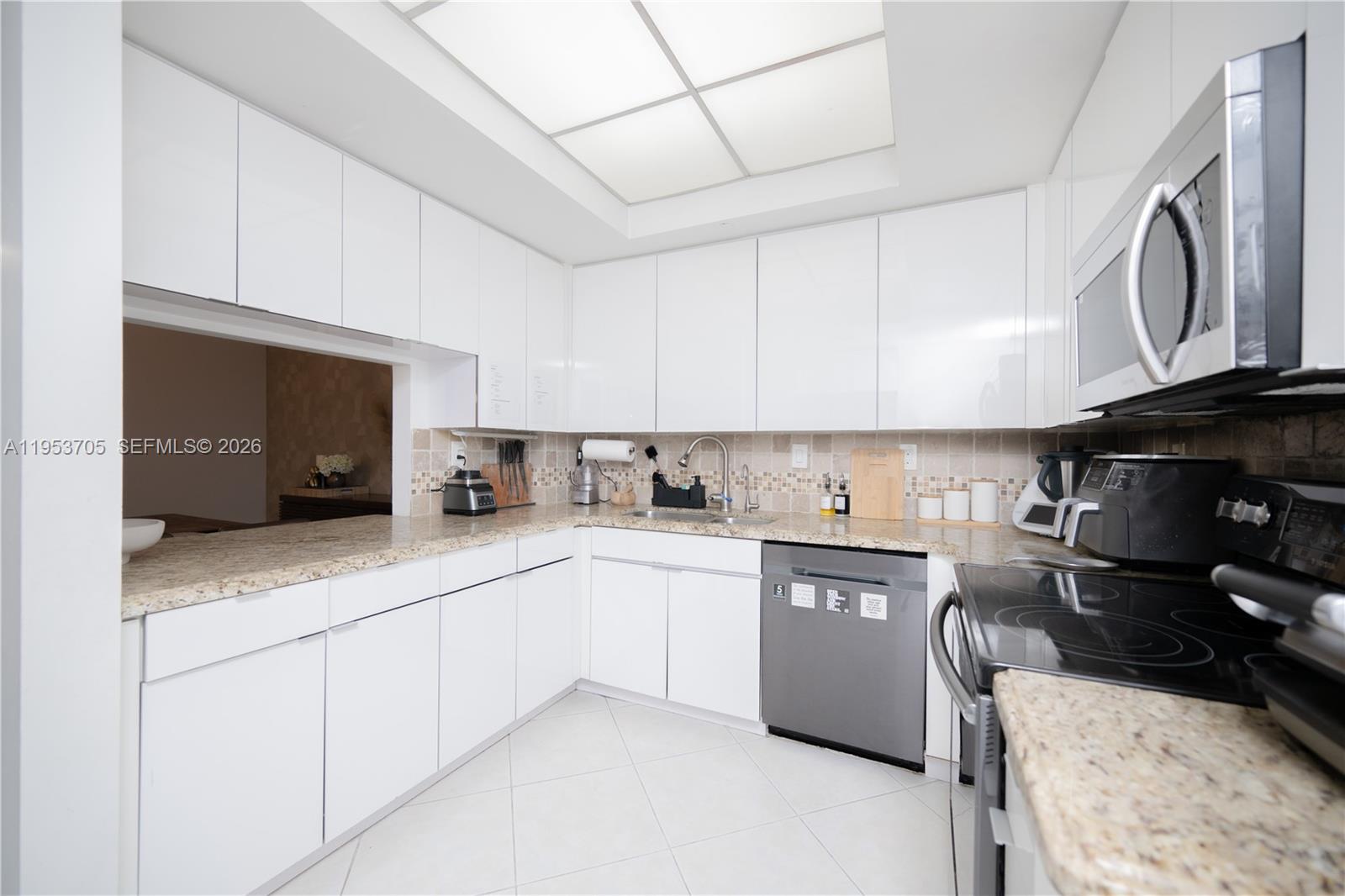 DORAL HOUSE CONDO NO 3 - Residential