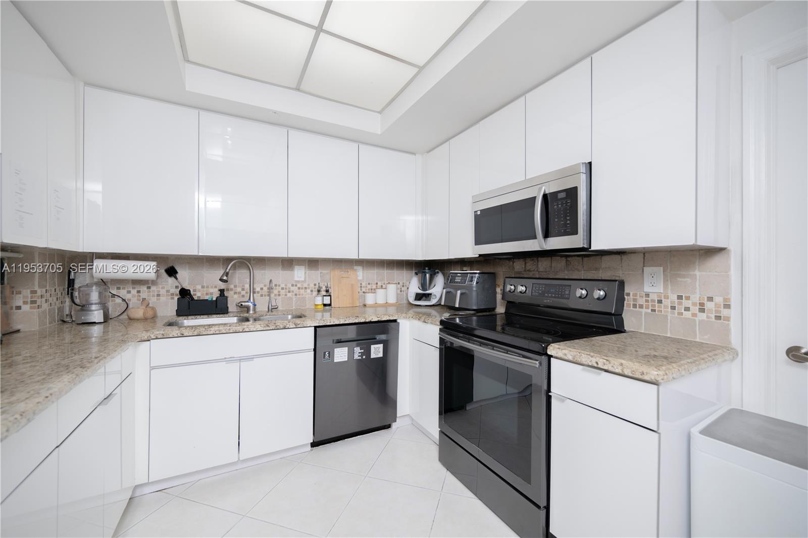 DORAL HOUSE CONDO NO 3 - Residential