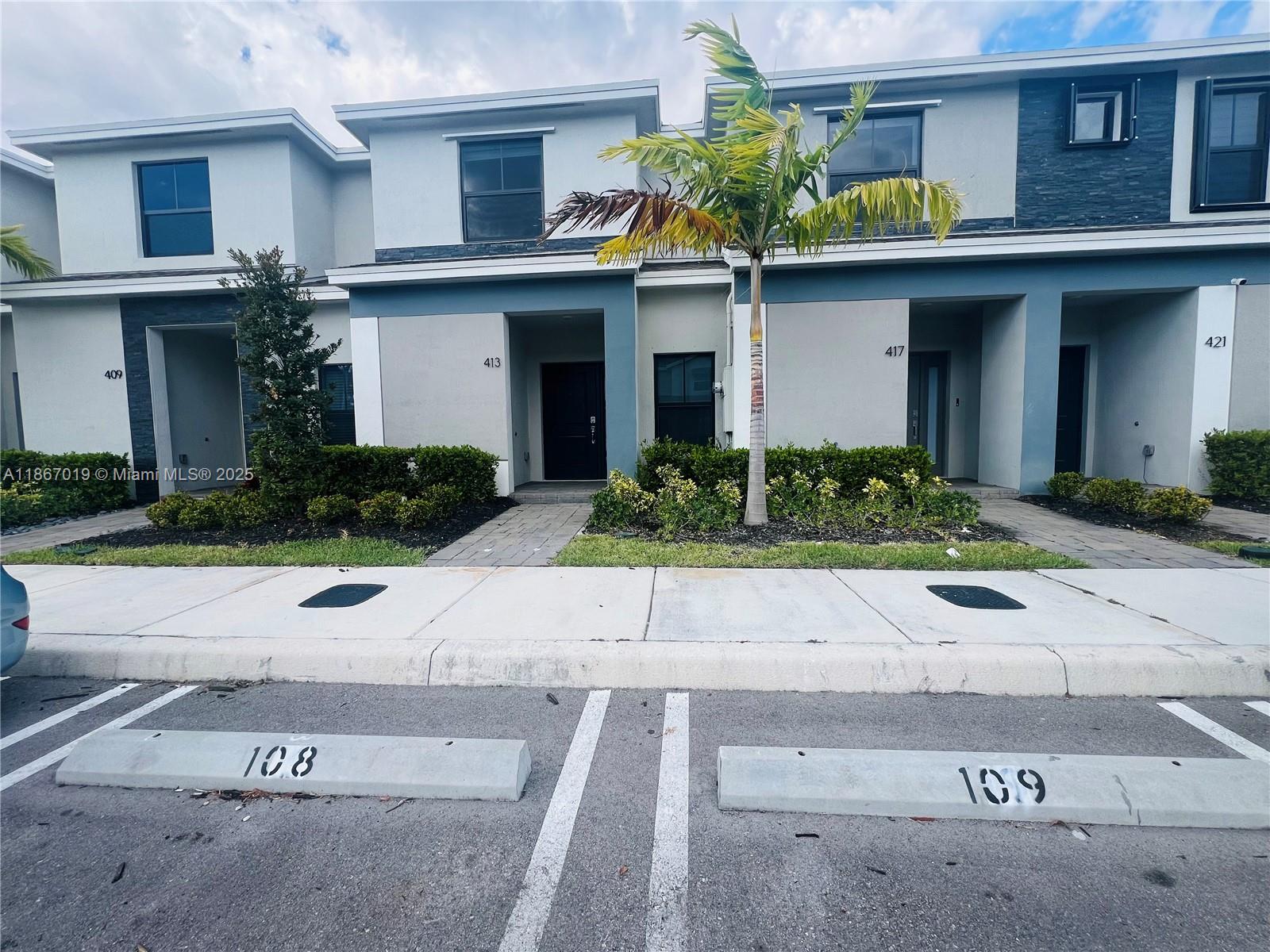 Easy to show! Unit in excellent condition next to Florida City Mall. 3 beds, 3 baths - one bedroom downstairs- spacious patio and great layout. Move in with only 1st month and 1-month deposit.
