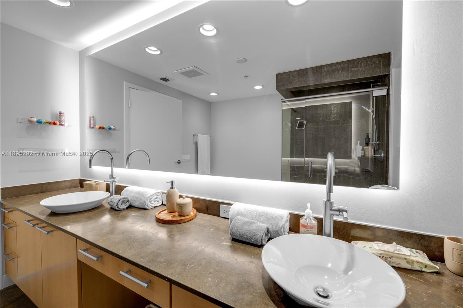 MOSAIC ON MIAMI BEACH CON - Residential Lease