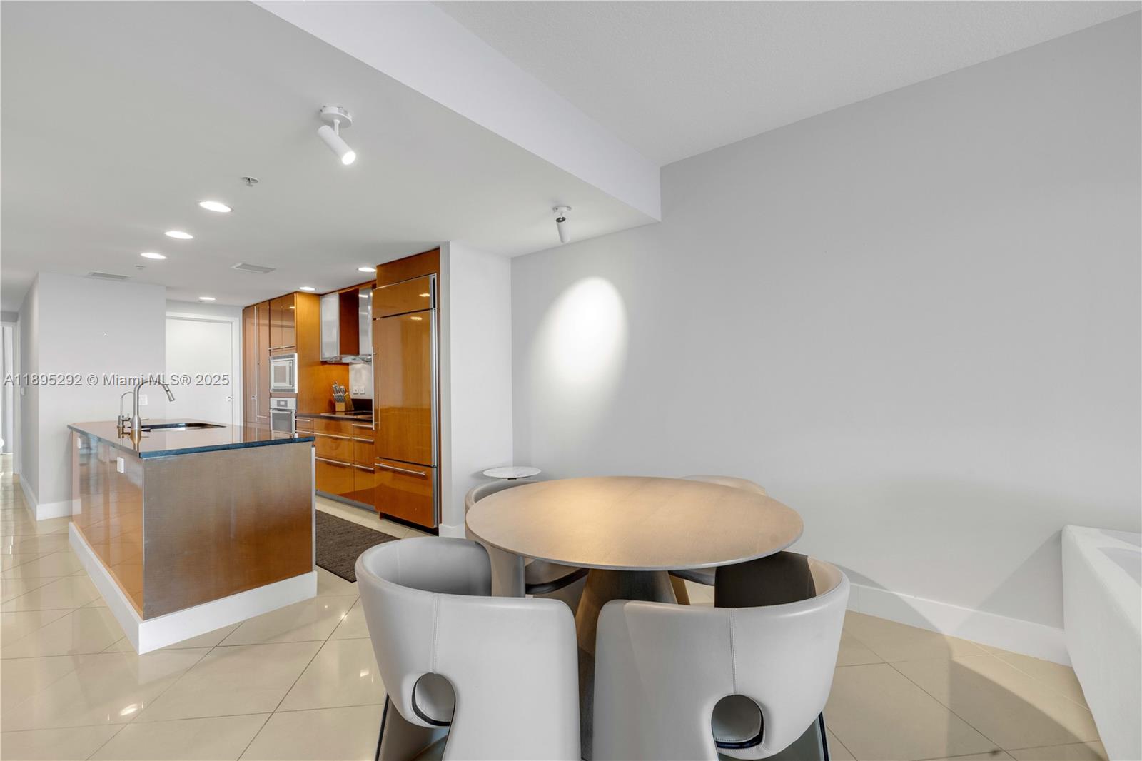 MOSAIC ON MIAMI BEACH CON - Residential Lease