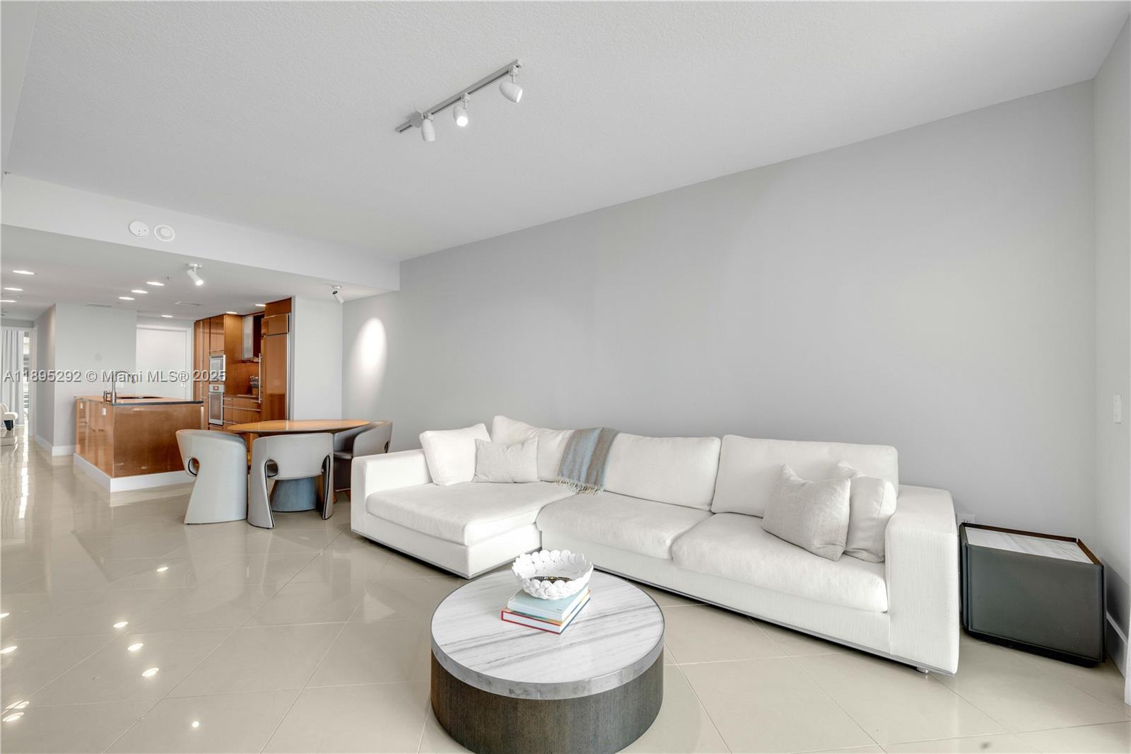 3801 Collins Ave 704