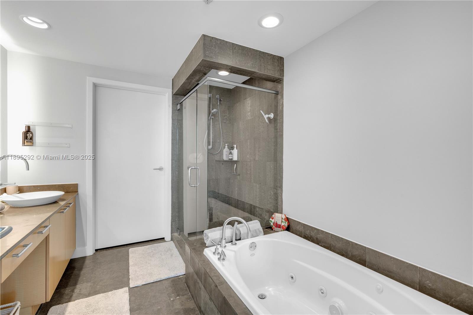 MOSAIC ON MIAMI BEACH CON - Residential Lease