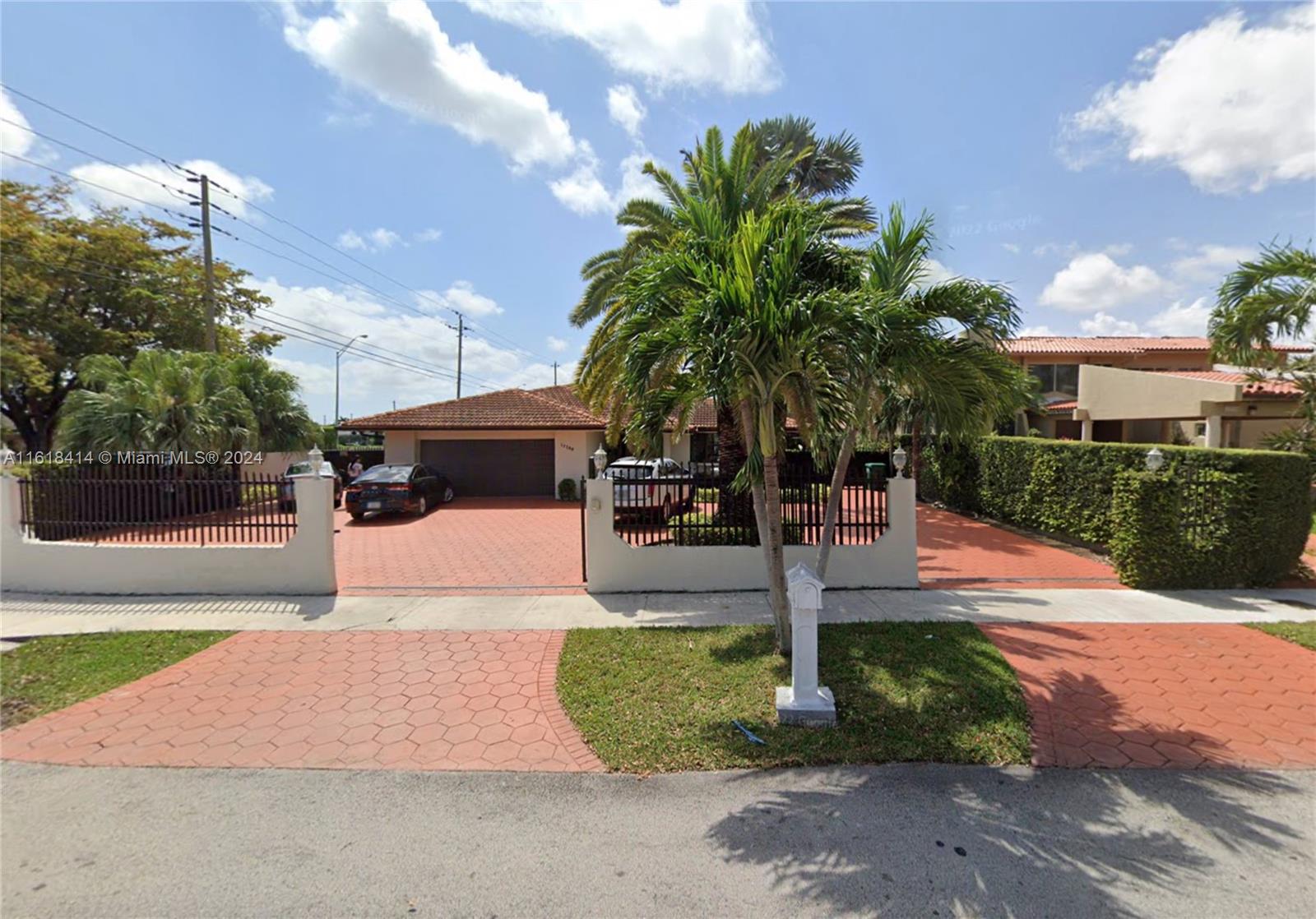Incredible single-family home with a beautiful outdoor oasis. It features a modern layout that facilitates an incredible monthly income! It includes a 2/1 apartment with a full bathroom and kitchen, a 1/1 studio with its own full bathroom, and an independent room right by the pool with its own bathroom. Additionally, the main house remains completely separate from these units, preserving the living room, kitchen, master bedroom, etc. Wooden floors in the bedrooms, a remodeled kitchen with stainless steel appliances and granite countertops, renovated bathrooms, impact windows, solar panels, and a circular driveway with an electric gate. Large pool with spa, gazebo, fire pit with seating area, bar, and a spacious yard to park your boat. Spectacular porch overlooking the pool.