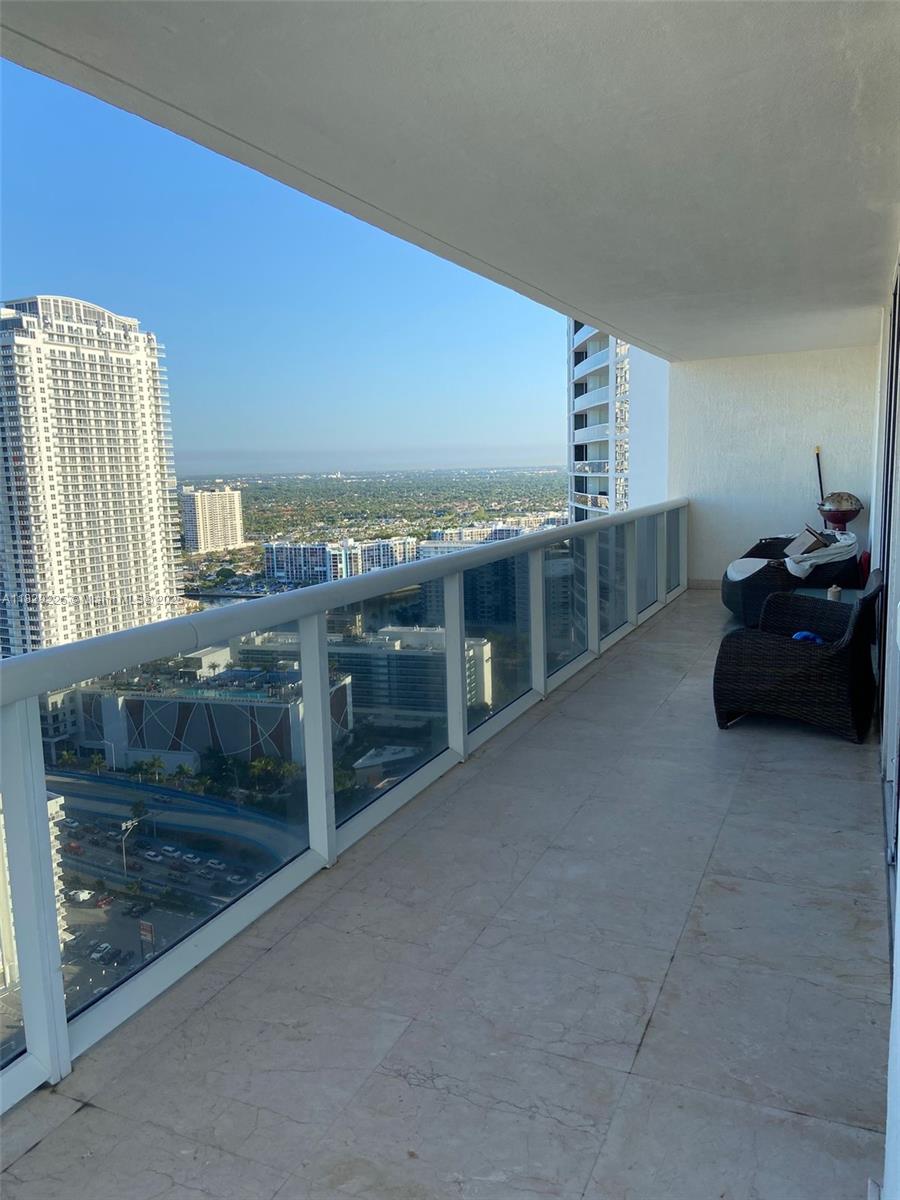 Luxury 2BR/2BA Condo | Unit 3306 – Beach Club, 1800 S Ocean Dr, Hallandale Beach
Stunning high-floor corner unit with panoramic views of the ocean, Intracoastal & city. Features marble floors, floor-to-ceiling impact windows, modern kitchen, and wrap-around balcony.
Resort-style amenities: 5 pools, full-service spa, gym, valet, concierge, restaurant, and beach service.
1,458 sq.ft | Washer/dryer in unit | 1 parking + valet | Pet-friendly. AVAILABLE ON SEPT1st 2025.