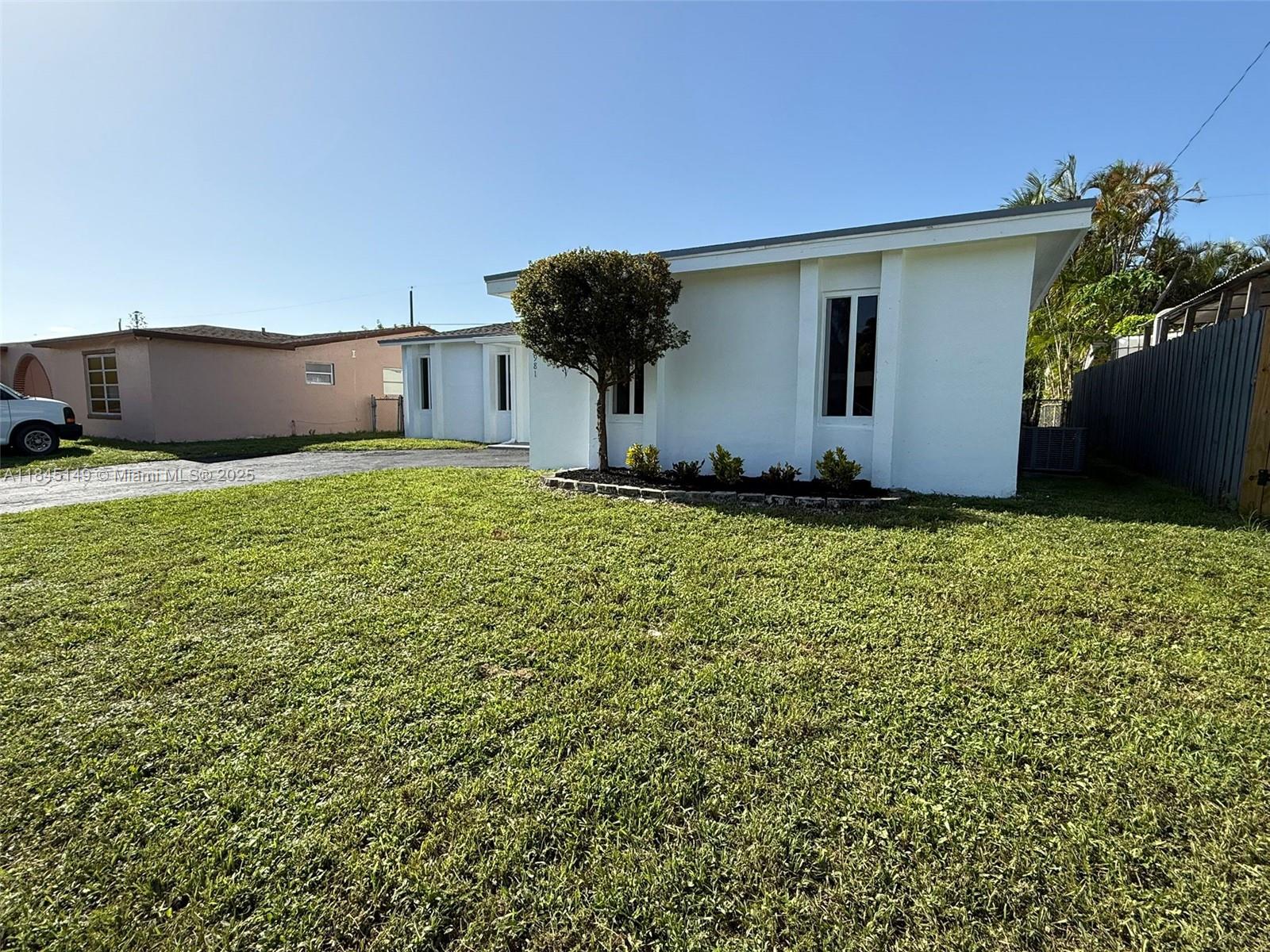 8981 NW 24th St, Sunrise, FL, 33322/$560,000 2 8981 NW 24th St