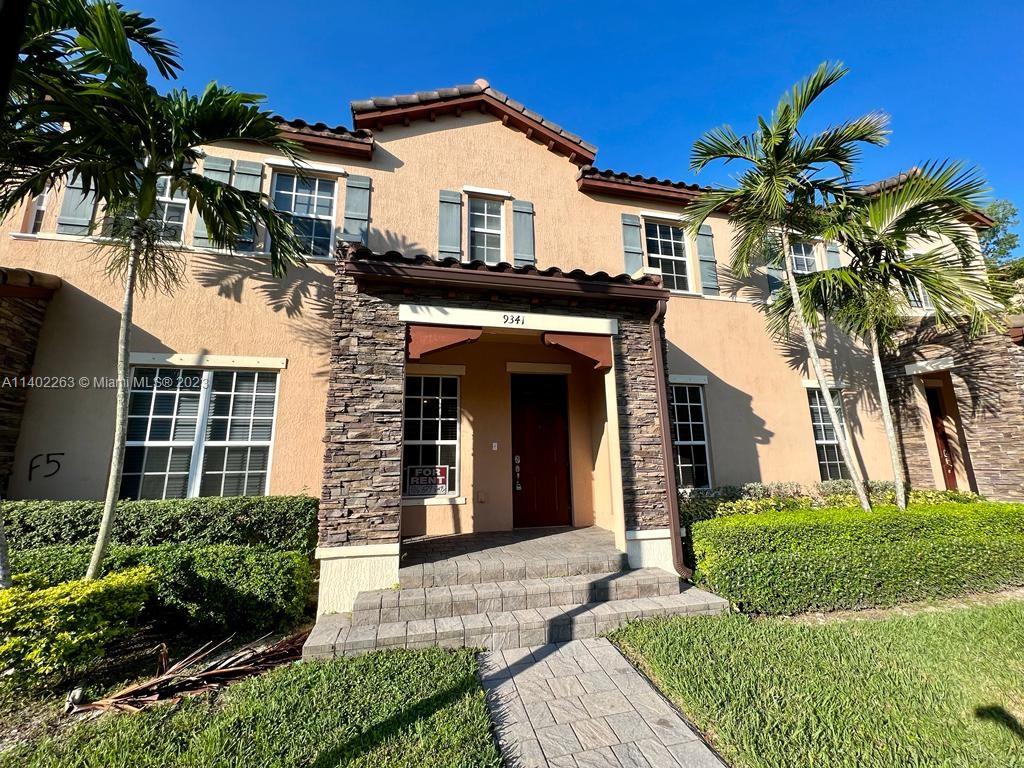 Beautifull and freshly painted townhouse with 4 beds and 3 full baths, laminate floors and ceramic, stainless steel appliances, beautiful club house in a very family-oriented neighborhood.
Great location, close to Bj's, Publix, pharmacies, baptism hospital.