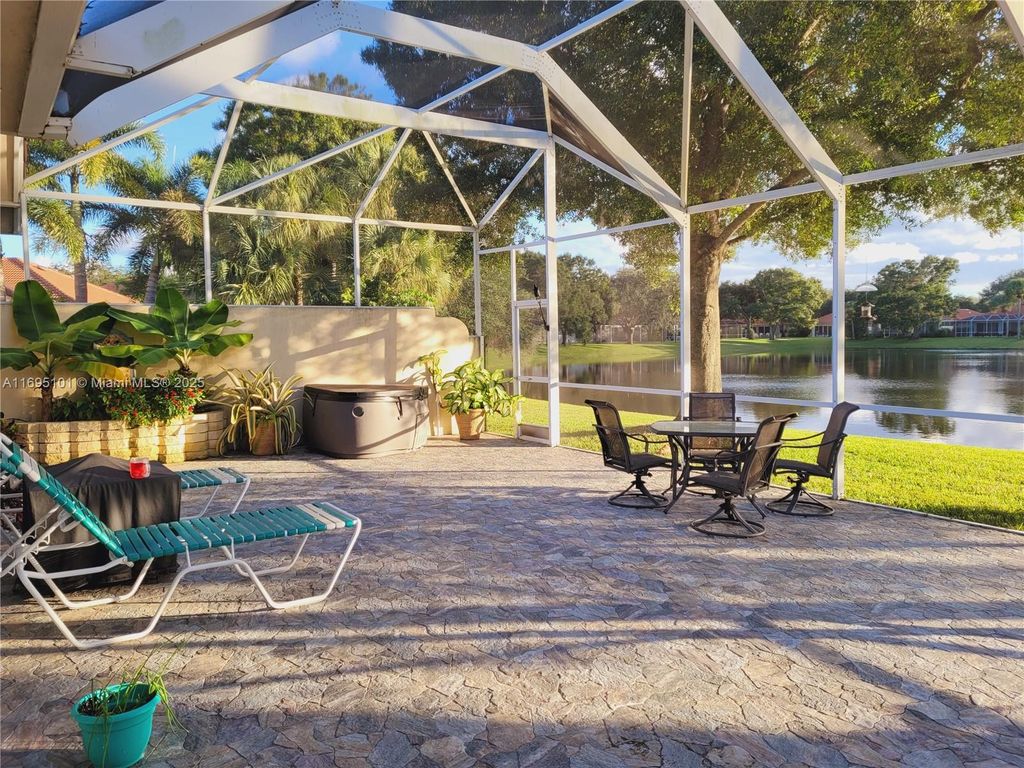Photo of 174 E Tall Oaks Cir, Palm Beach Gardens, FL 33410 (MLS # A11695101)