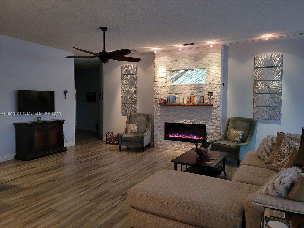 Photo of 174 E Tall Oaks Cir, Palm Beach Gardens, FL 33410 (MLS # A11695101)