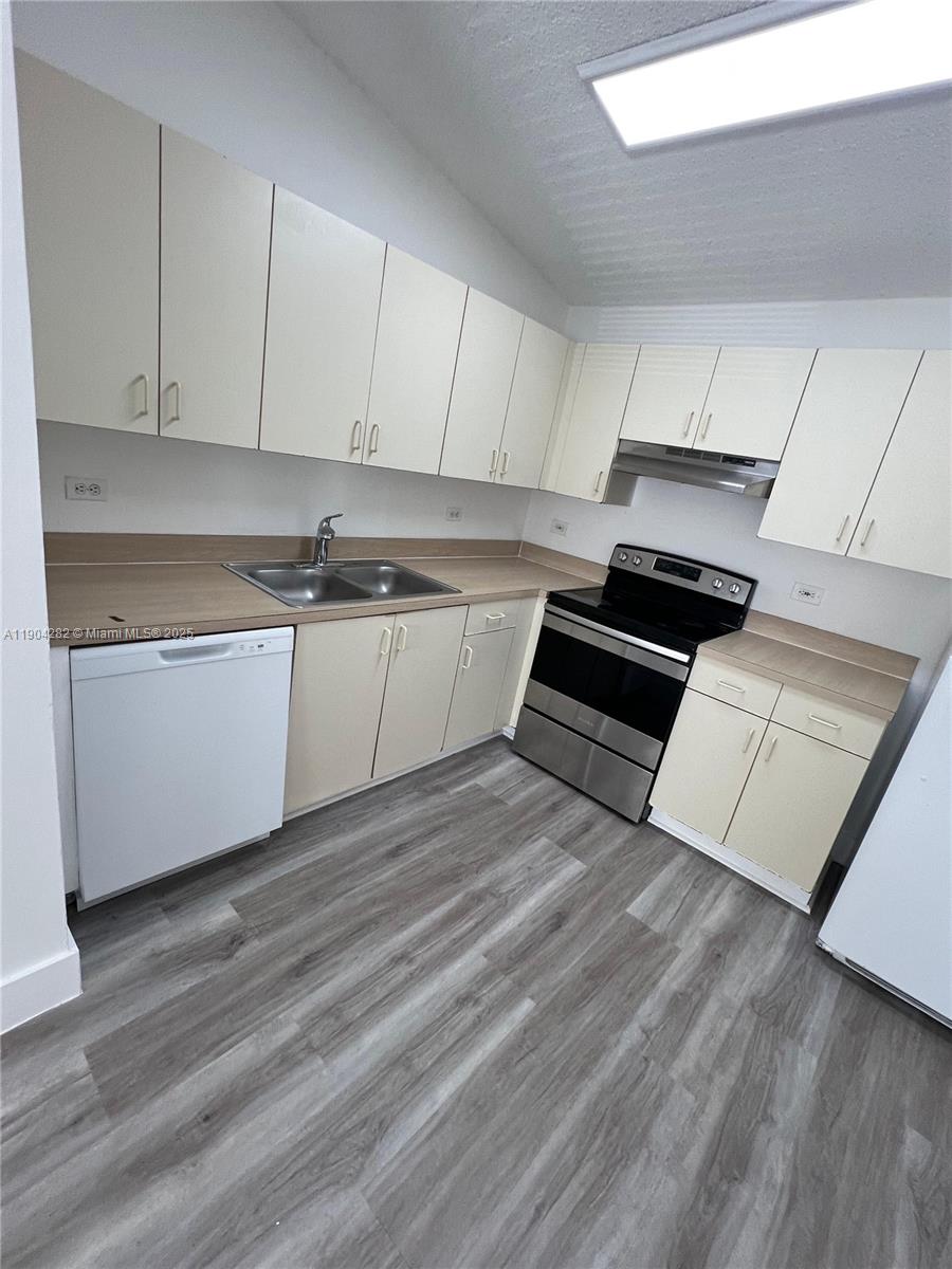 LAKEWOOD AT EMERALD HILLS - Residential Lease