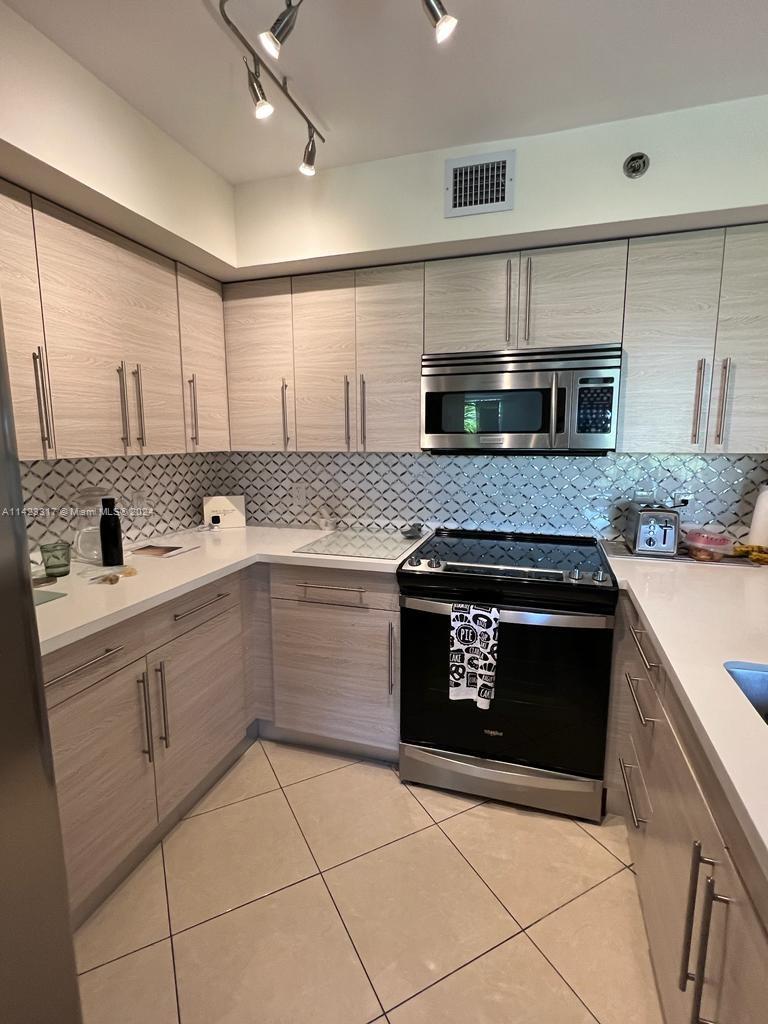 YACHT CLUB AT AVENTURA - Residential Lease