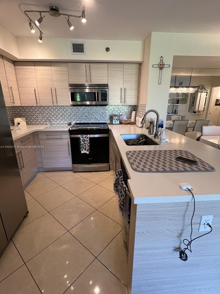 YACHT CLUB AT AVENTURA - Residential Lease