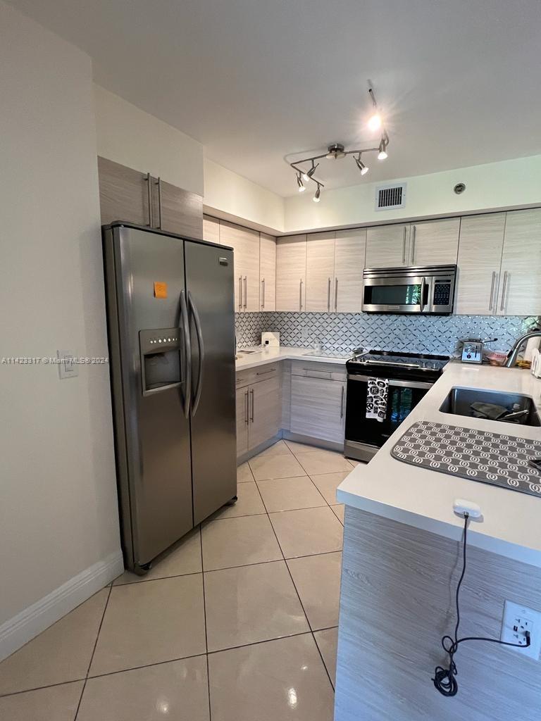 YACHT CLUB AT AVENTURA - Residential Lease