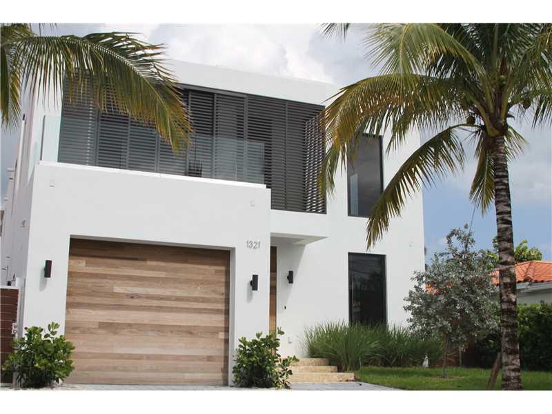 STUNNING MIAMI BEACH RESIDENCE LOCATED IN A GATED COMMUNITY. BEST PRICED NEW CONSTRUCTION BAY FRONT DEEP WATER OCEAN ACCESS HOME ON MIAMI BEACH. MODERN HIGH END DESIGN & EXECUTION BY KOBI KARP ARCHITECTS. WIDE BAY AND INDIAN CREEK ISLE VIEW. DOUBLE HEIGHT CEILINGS, DESIGNER KITCHEN & BATHS. OPEN FLOORPLAN. POOL/SPA. NEW DOCK 15'X40' +/- WITH UTILITIES. 600+ SQFT ROOFTOP TERRACE WITH PANORAMIC VIEWS FROM DOWNTOWN TO AVENTURA ACCESSIBLE BY THREE TIER FLOATING MAIN STAIRCASE. 4 BED/BATH & MAIDS.