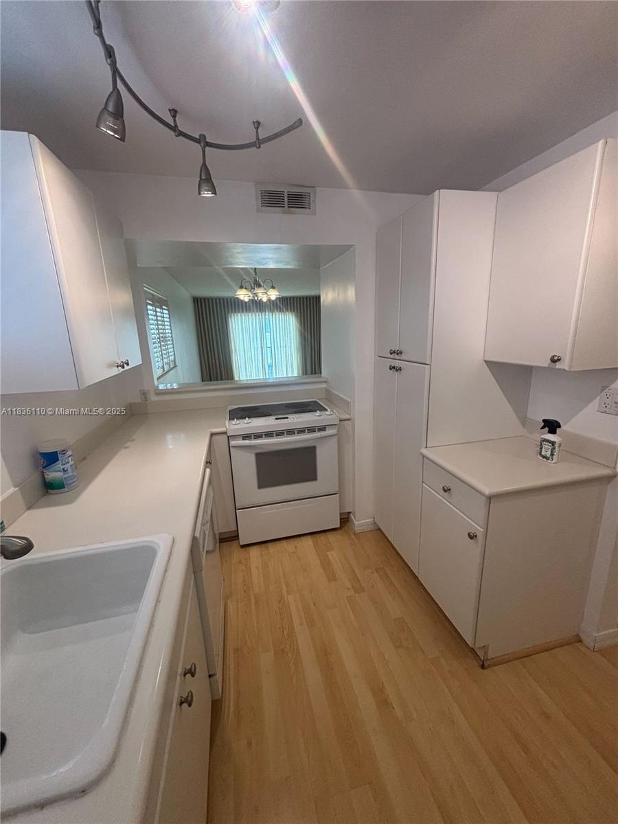 1150 Collins 501