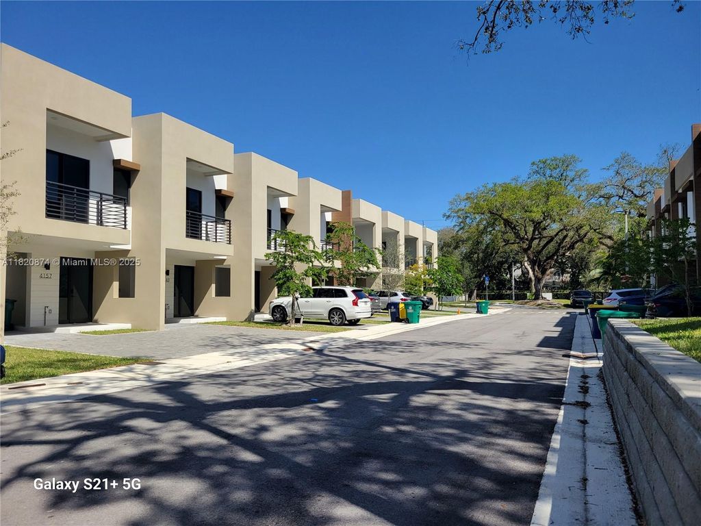 Photo of 4117 N Oak Pl, Dania Beach, FL 33314 (MLS # A11820874)