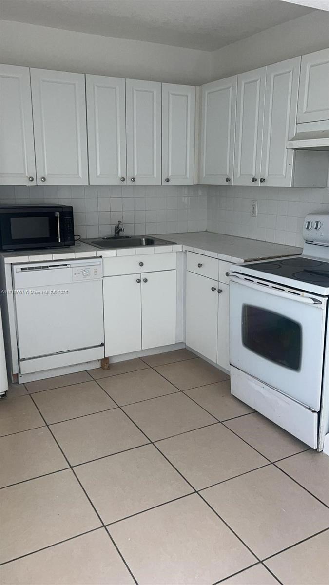 Rental Property at 4820 Nw 9th Dr 4820, Plantation, Miami-Dade County, Florida - Bedrooms: 2 
Bathrooms: 2  - $2,100 MO.