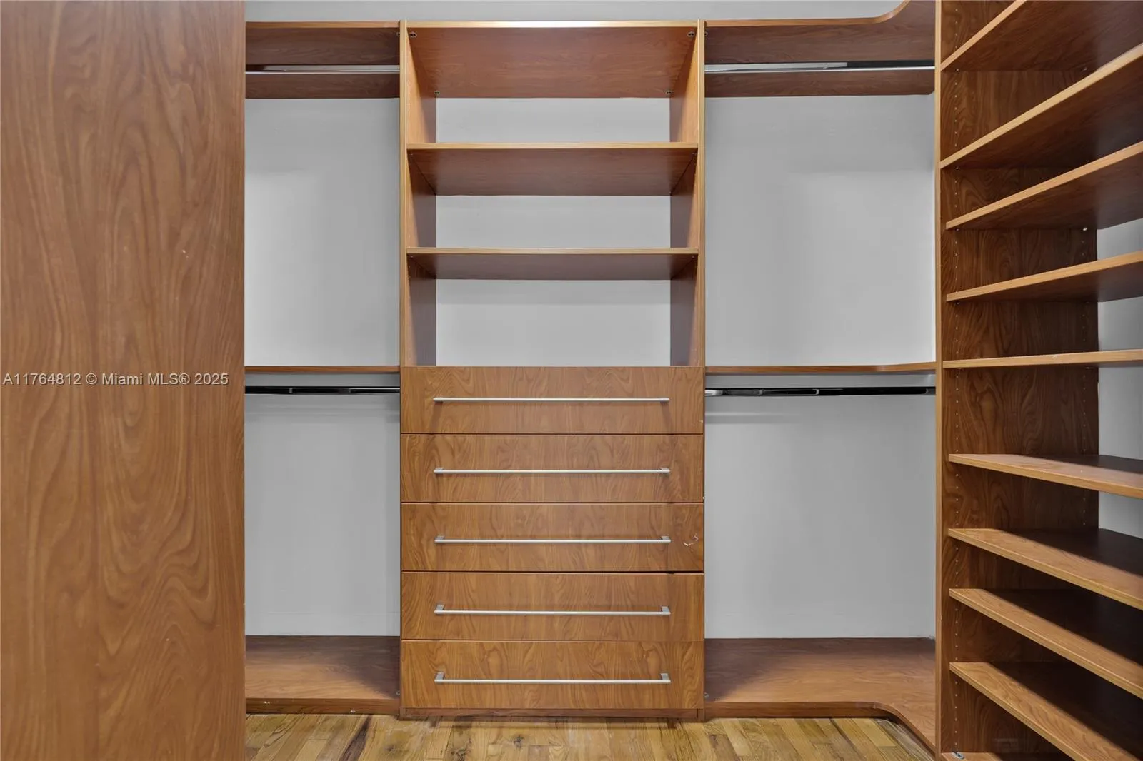 Key Biscayne, Florida 33149, United States, 3 Bedrooms Bedrooms, ,3 BathroomsBathrooms,Residential,Active,89040