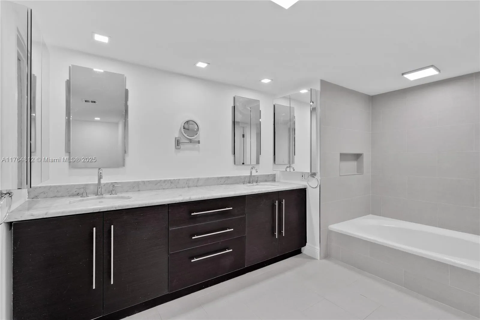 Key Biscayne, Florida 33149, United States, 3 Bedrooms Bedrooms, ,3 BathroomsBathrooms,Residential,Active,89040