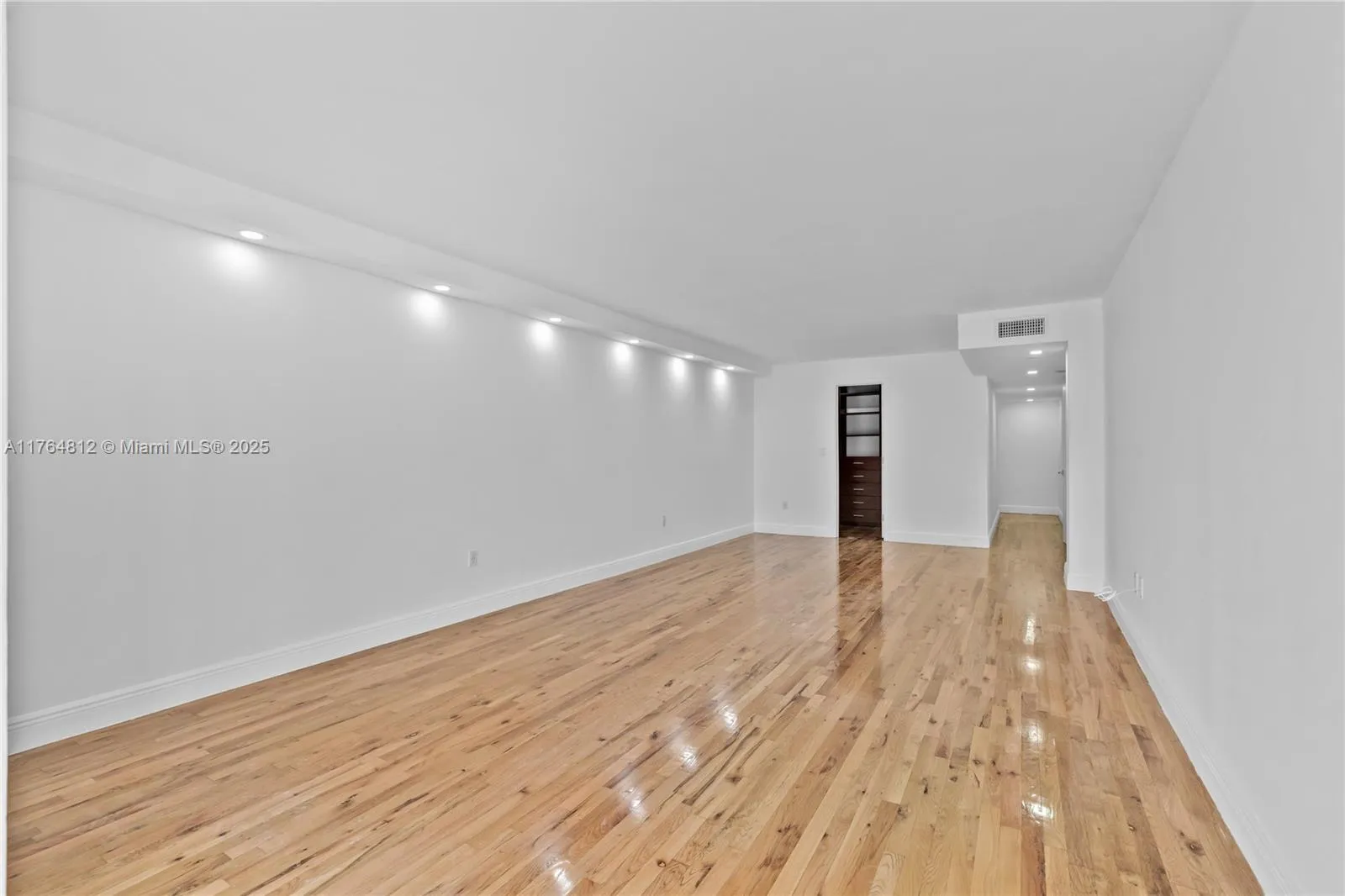 Key Biscayne, Florida 33149, United States, 3 Bedrooms Bedrooms, ,3 BathroomsBathrooms,Residential,Active,89040