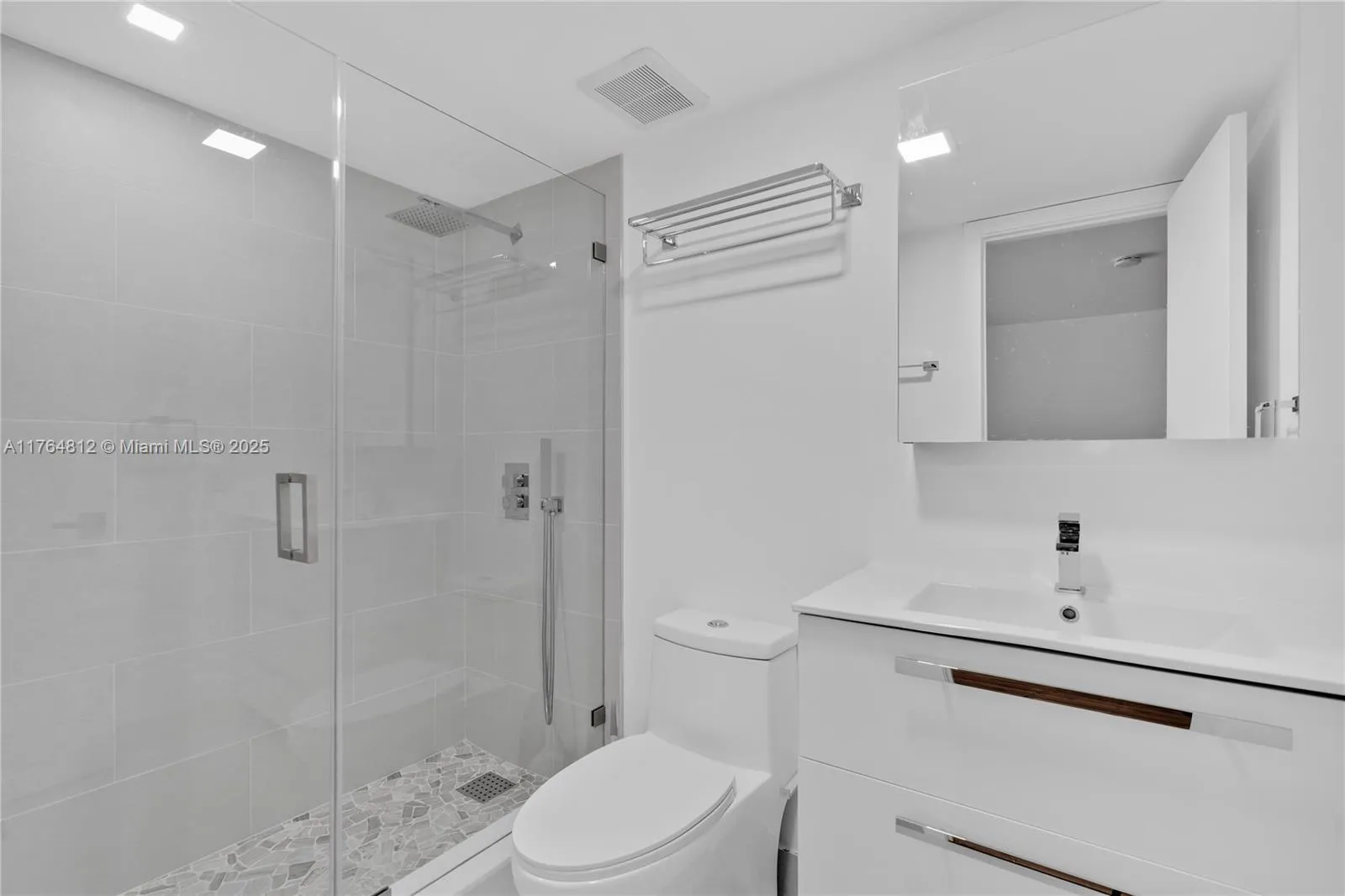 Key Biscayne, Florida 33149, United States, 3 Bedrooms Bedrooms, ,3 BathroomsBathrooms,Residential,Active,89040