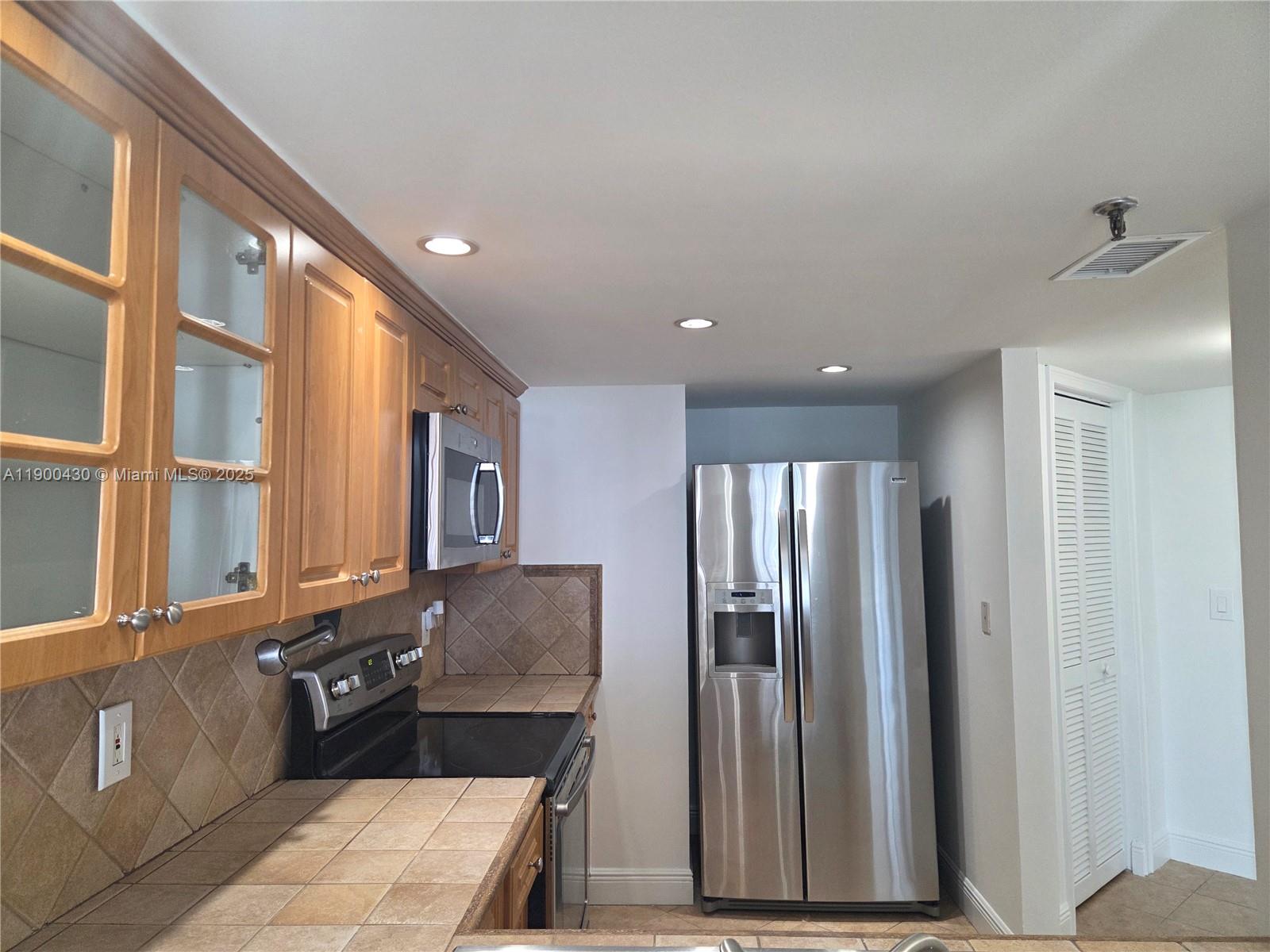 5880 Collins Ave 806