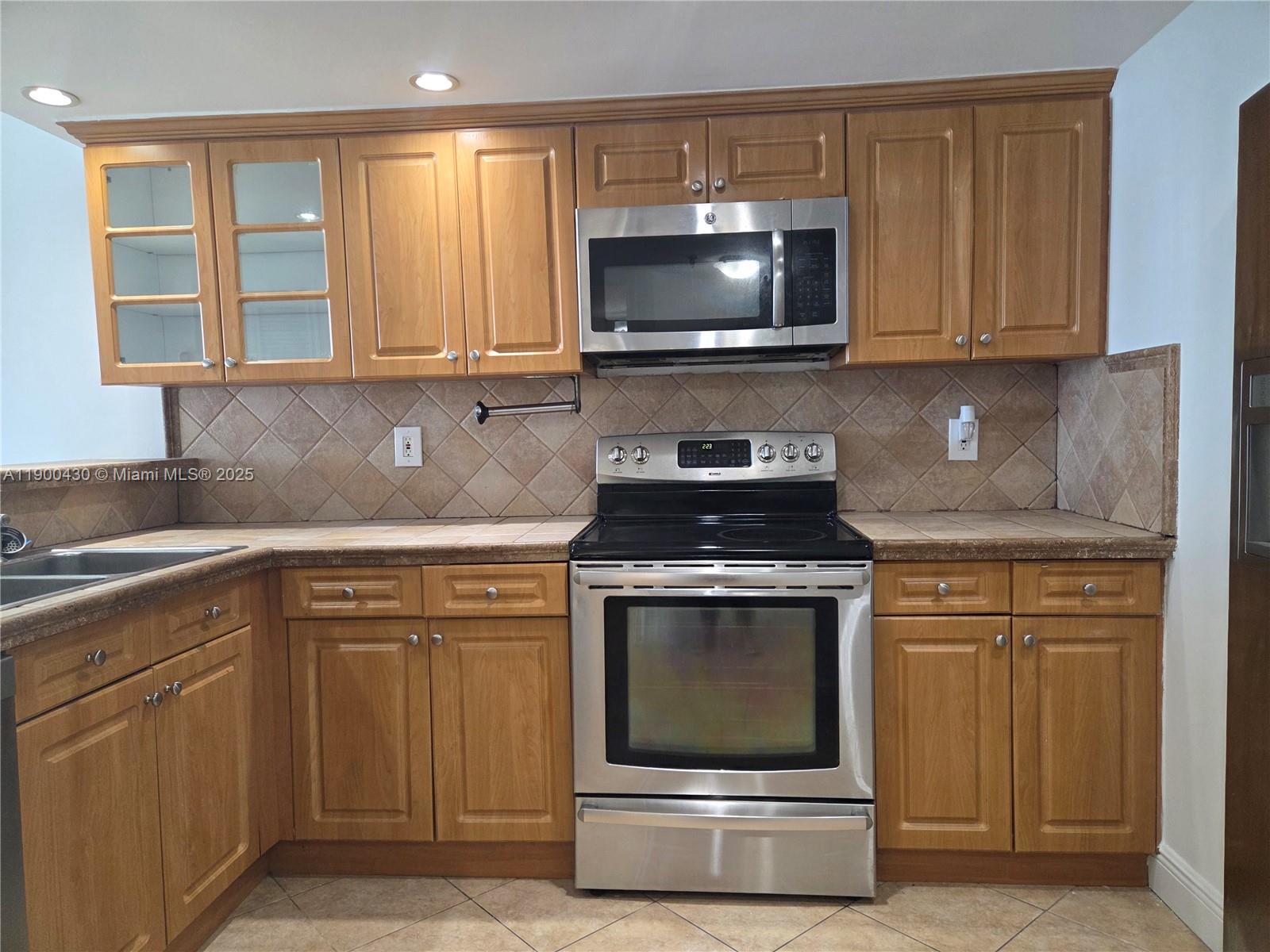 5880 Collins Ave 806