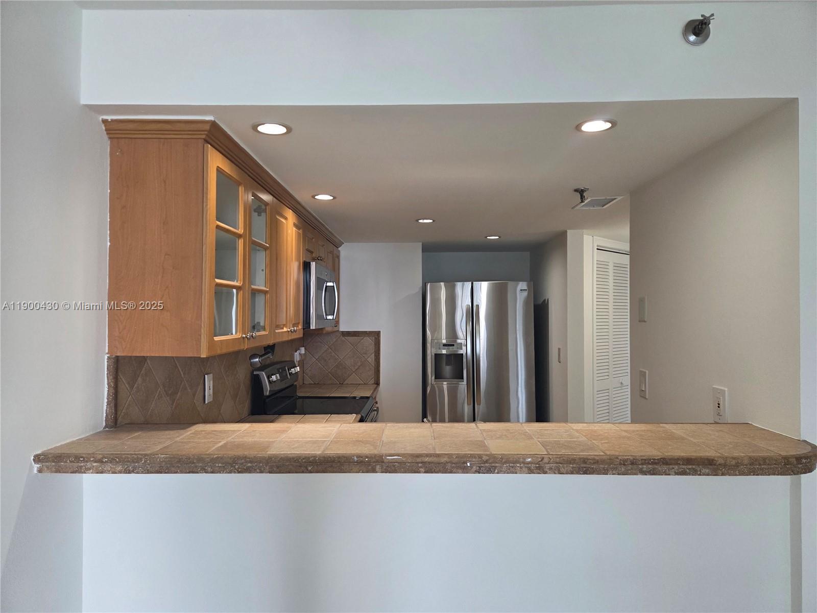 5880 Collins Ave 806