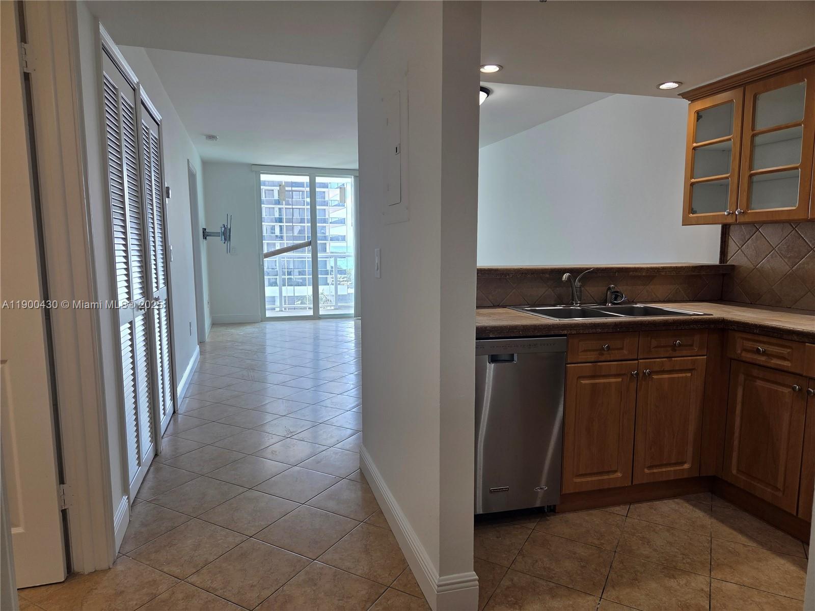 5880 Collins Ave 806