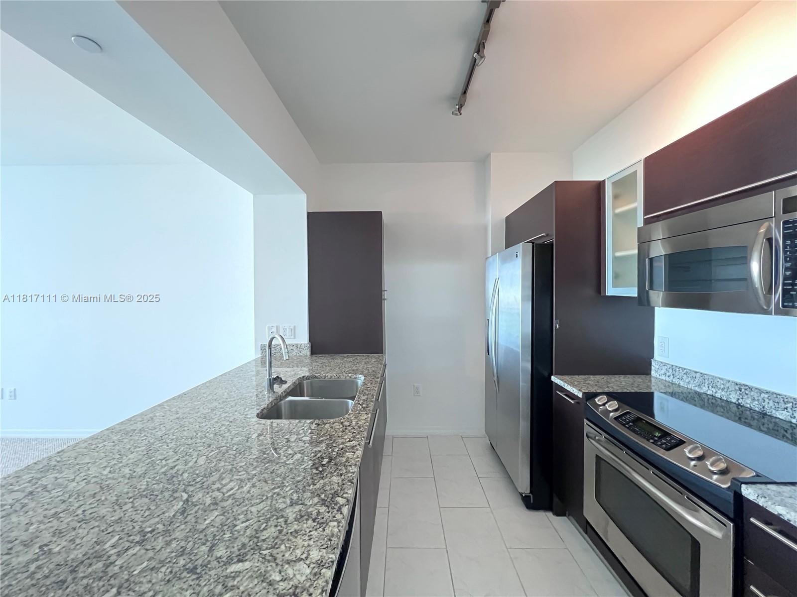 THE PLAZA 901 BRICKELL CO - Residential Lease