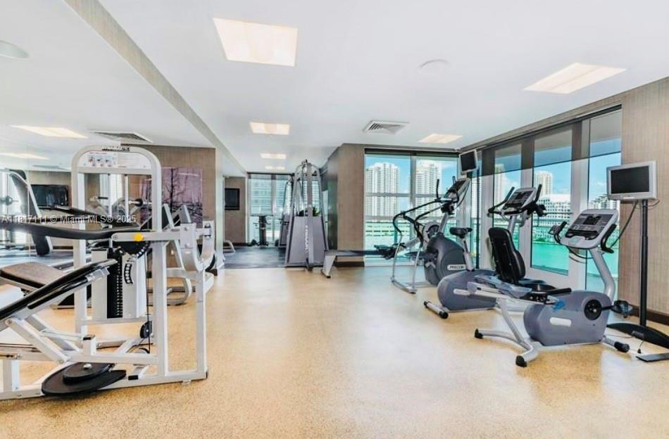 THE PLAZA 901 BRICKELL CO - Residential Lease