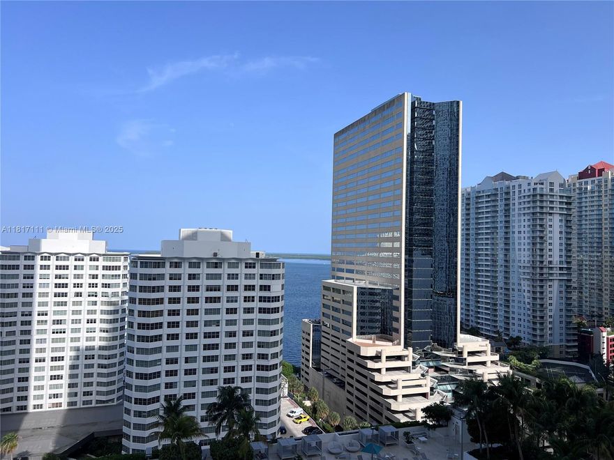 Beautiful 1 Bedroom / 1 Bathroom Unit – Move-In Ready!
Enjoy spectacular water views from this bright and spacious residence, ideally located in the heart of Brickell. Just steps from top restaurants, shops, and the vibrant Brickell lifestyle.