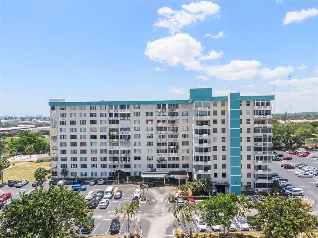 Photo of 4330 Hillcrest Dr #910, Hollywood, FL 33021 (MLS # A11575982)