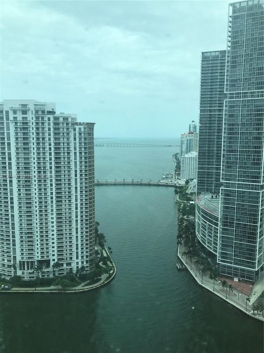 FURNISHED !!!Condo 2/2 WITH SPECTACULAR BAY VIEWS AND THE CITY OF MIAMI FROM THIS THE MOST UPSCALE BUILDING IN DOWNTOWN. BEAUTIFUL KITCHEN W/ GRANITE COUNTER TOPS AND STAINLESS STEEL APPLIANCES. TOP OF THE LINE AMENITIES INCLUDE SAUNA, POOL, JACUZZI, FITNESS CENTER. EASY WALK TO ALL OF THE WONDERFUL AMENITIES MIAMI HAS TO OFFER . RENTAL PAYMENT INCLUDES BASIC CABLE & INTERNET. LOCATED IN THE HEART OF DOWNTOWN, WALKING DISTANCE TO WHOLE FOODS, BRICKELL, NEW CINEMA SIVERSPOT, BAYFRONT PARK, I-95, AND METRO MOVER.