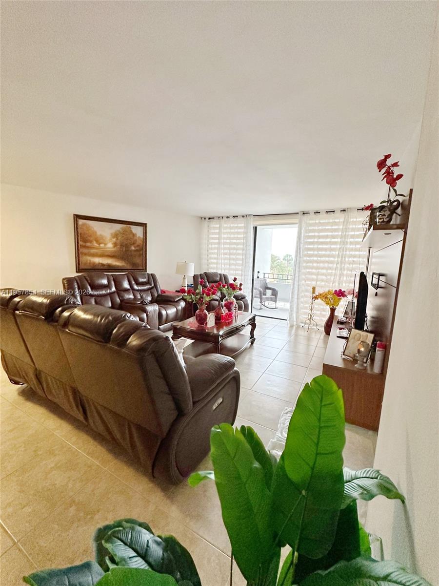 TOWERS OF KENDALE LAKES C - Residential