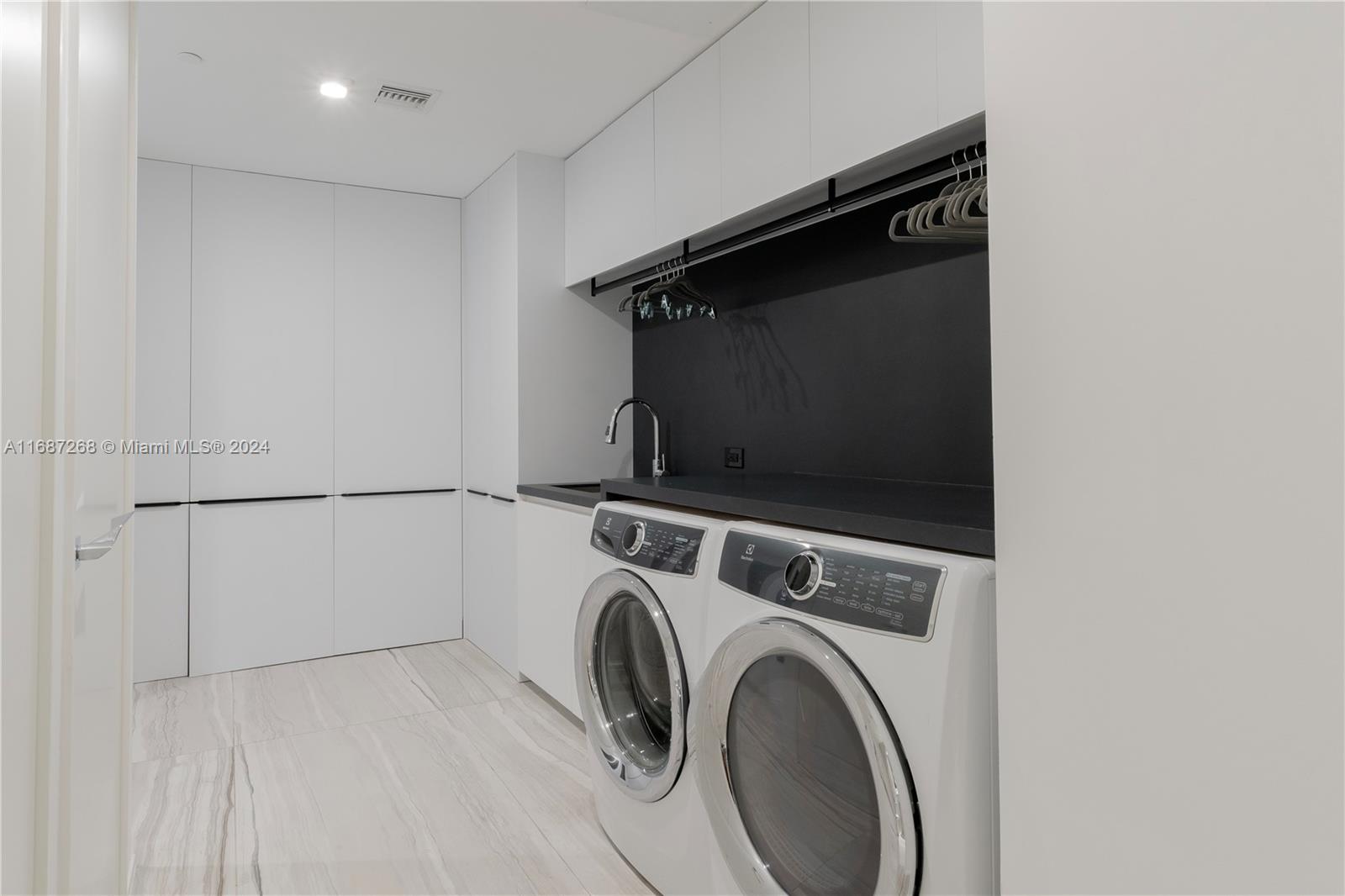 ONE THOUSAND MUSEUM CONDO - Residential