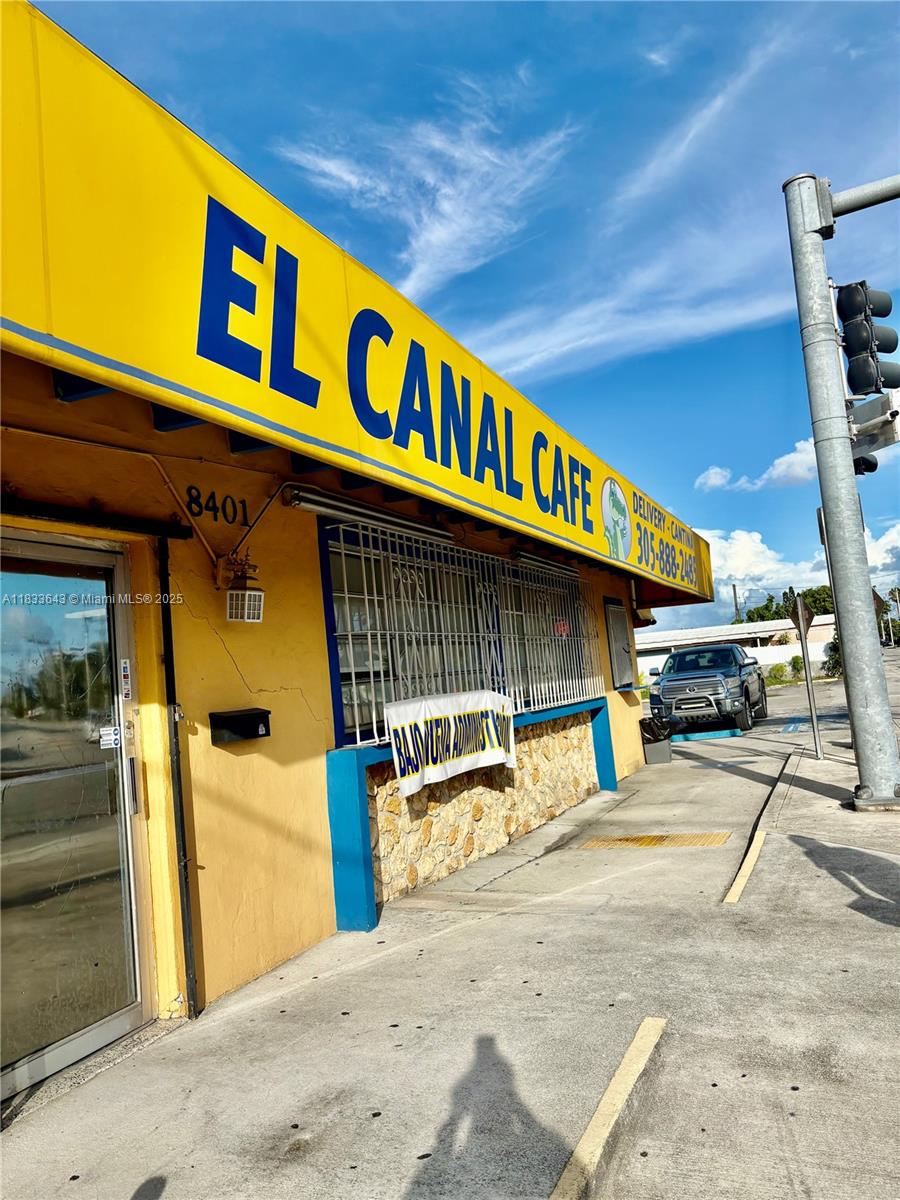 Restaurant - Cafeteria for sale in the city of Medley. Excellent location with parking and surrounded by a warehouses. Don't wait any longer and call for an appointment. It won't last long. With all its licenses, grease trap and hood updated.
