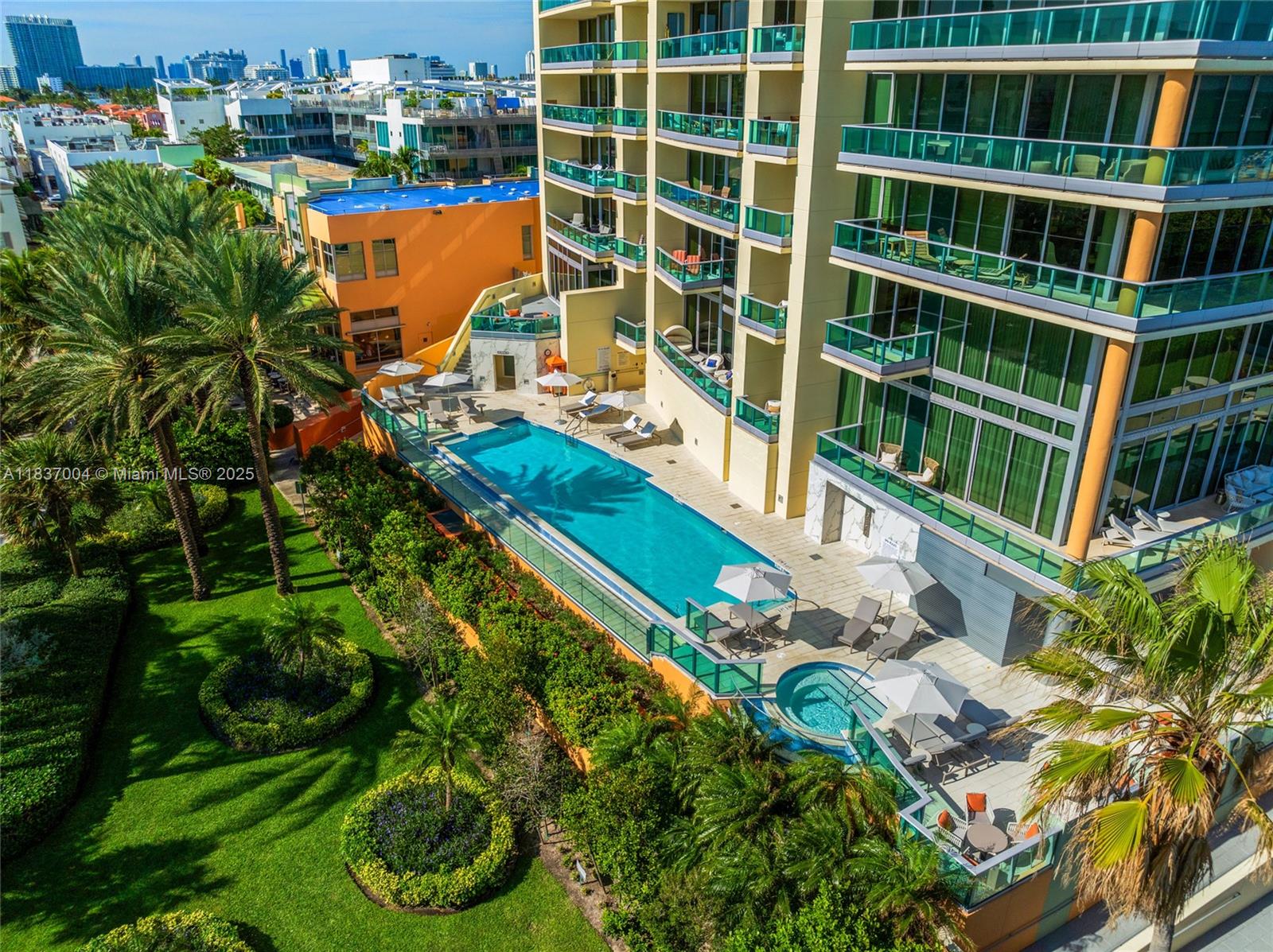 IL VILLAGGIO ON SOUTH BEA - Residential