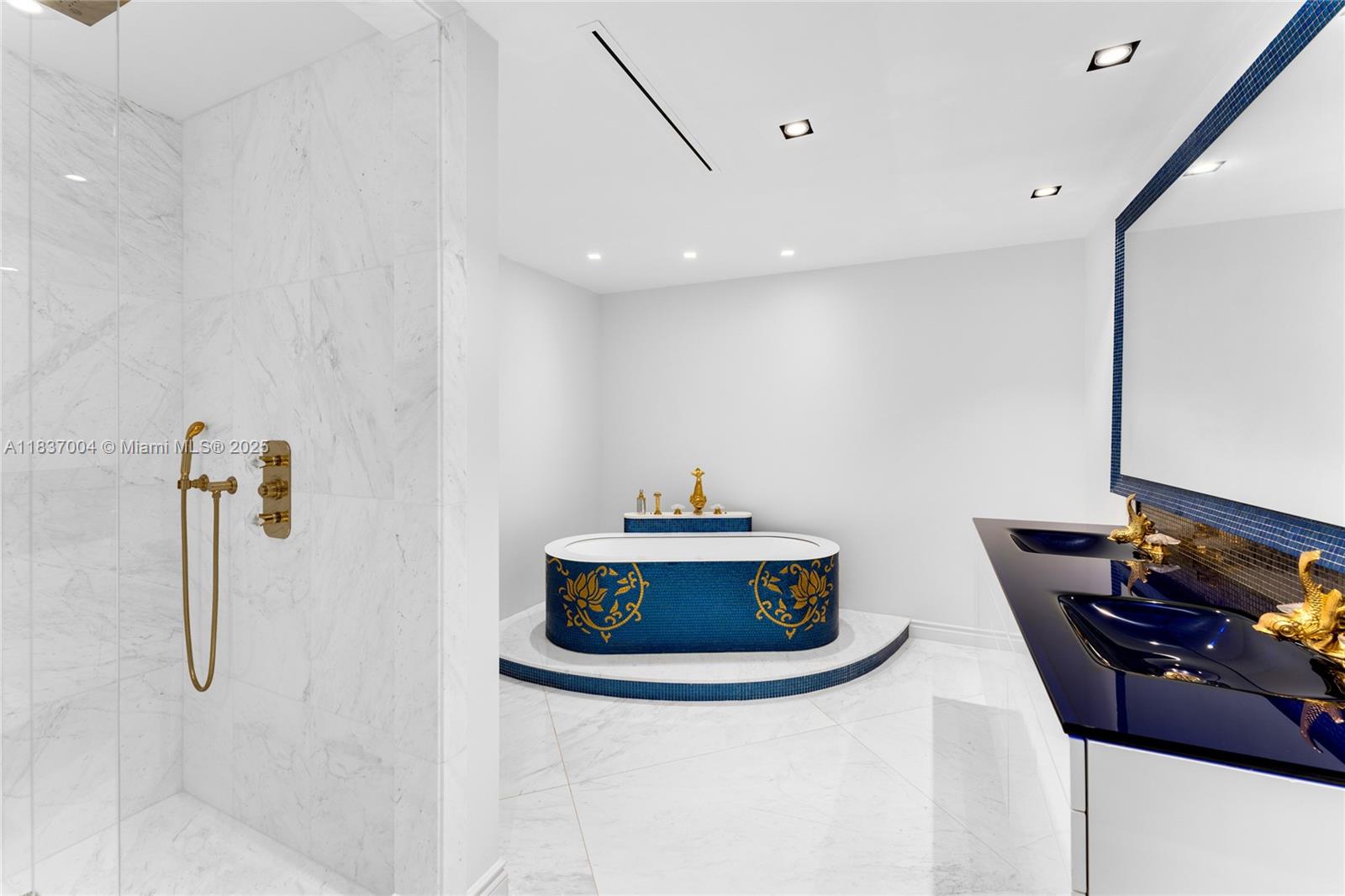 IL VILLAGGIO ON SOUTH BEA - Residential