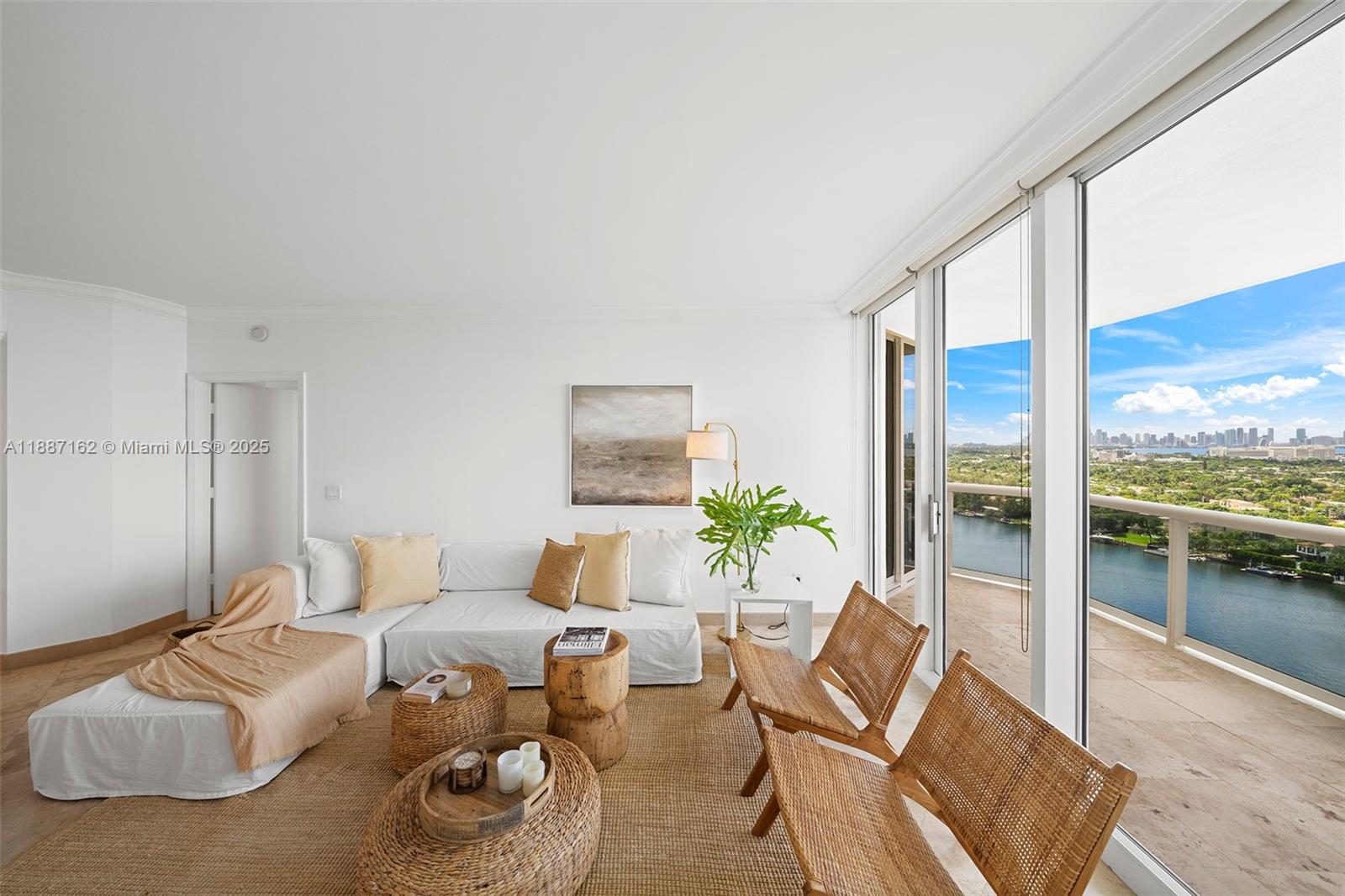 4779 Collins Ave 2006